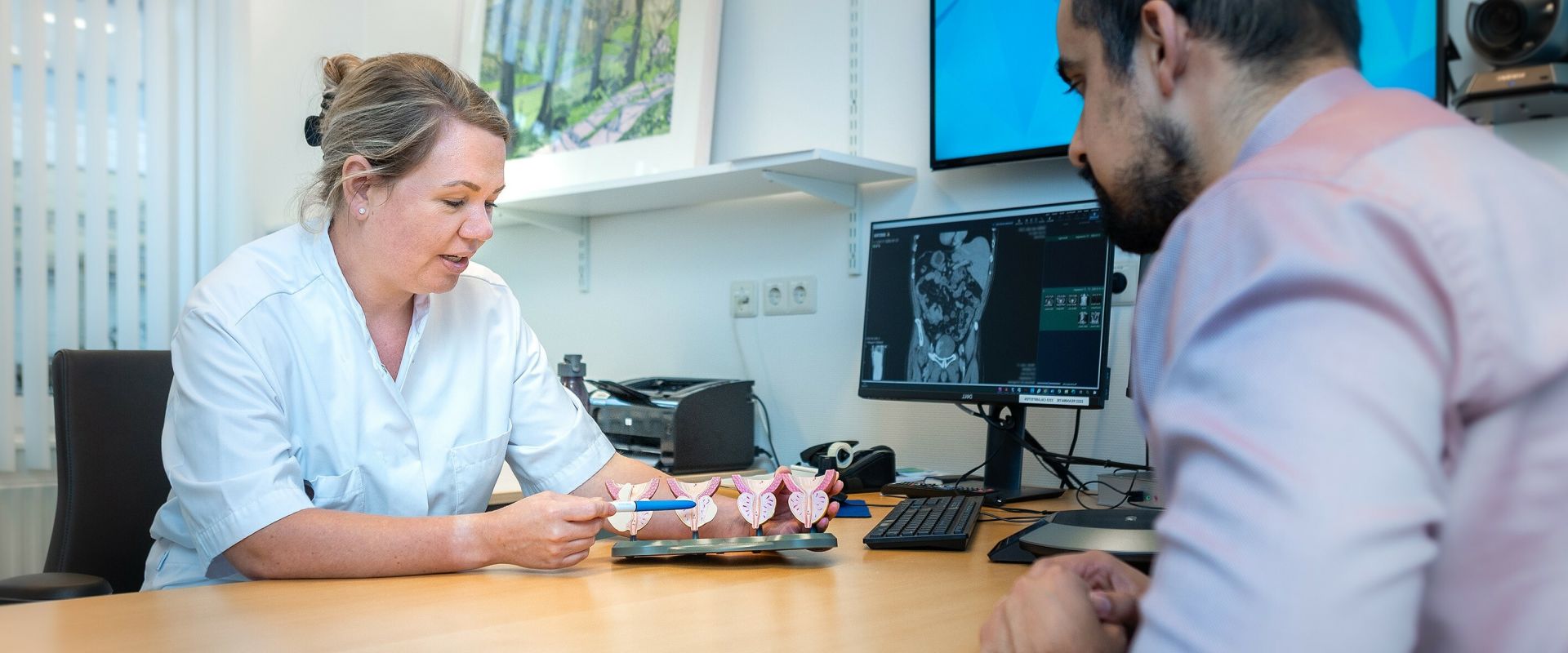 Physician Assistant Aniek Katoen van Urologie is in gesprek met een patiënt