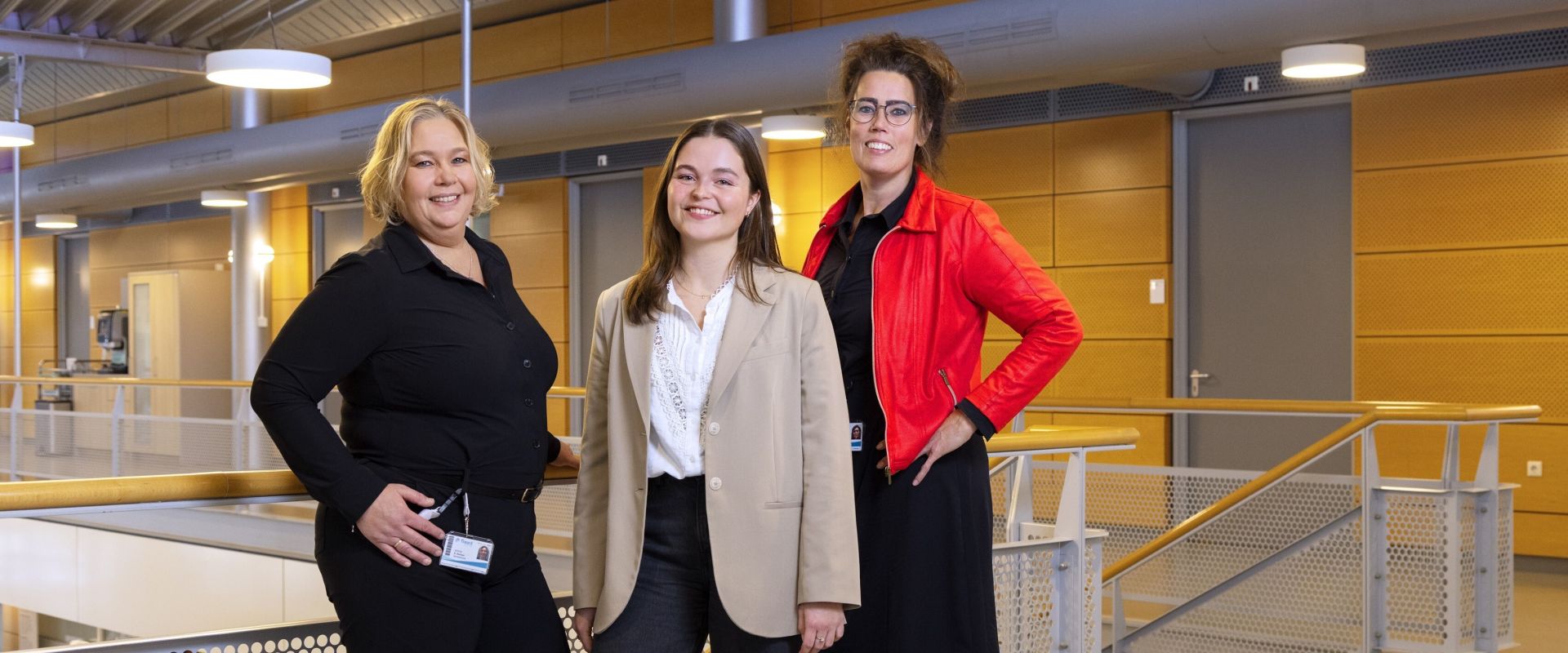 Drie vrouwen poseren bovenaan de trap