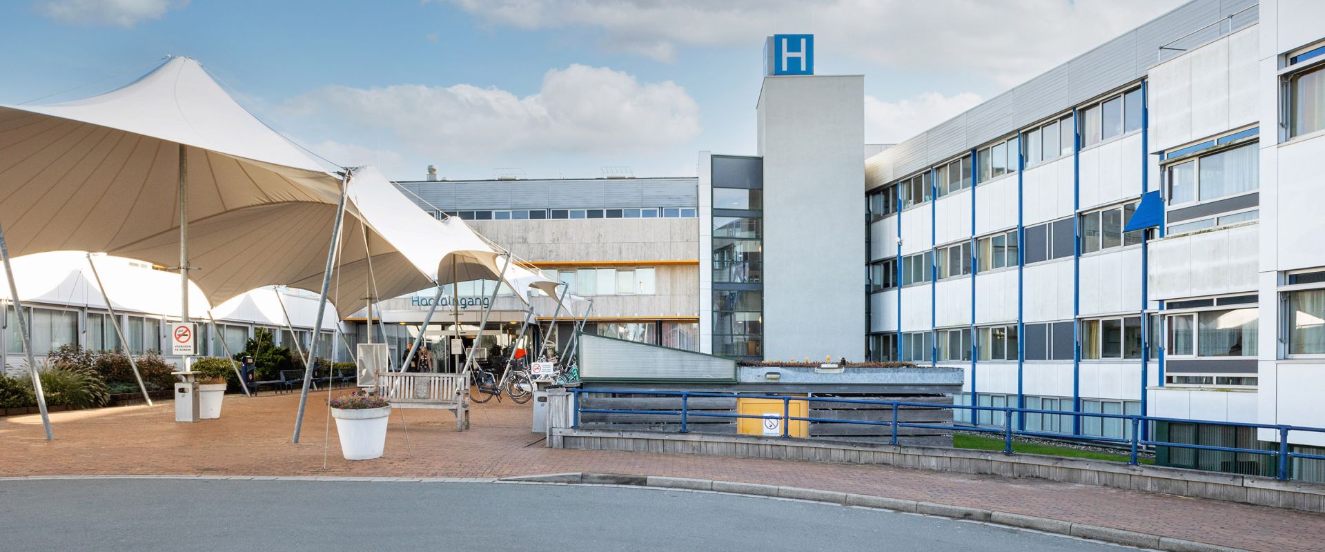 buitenkant gebouw ziekenhuislocatie Refaja