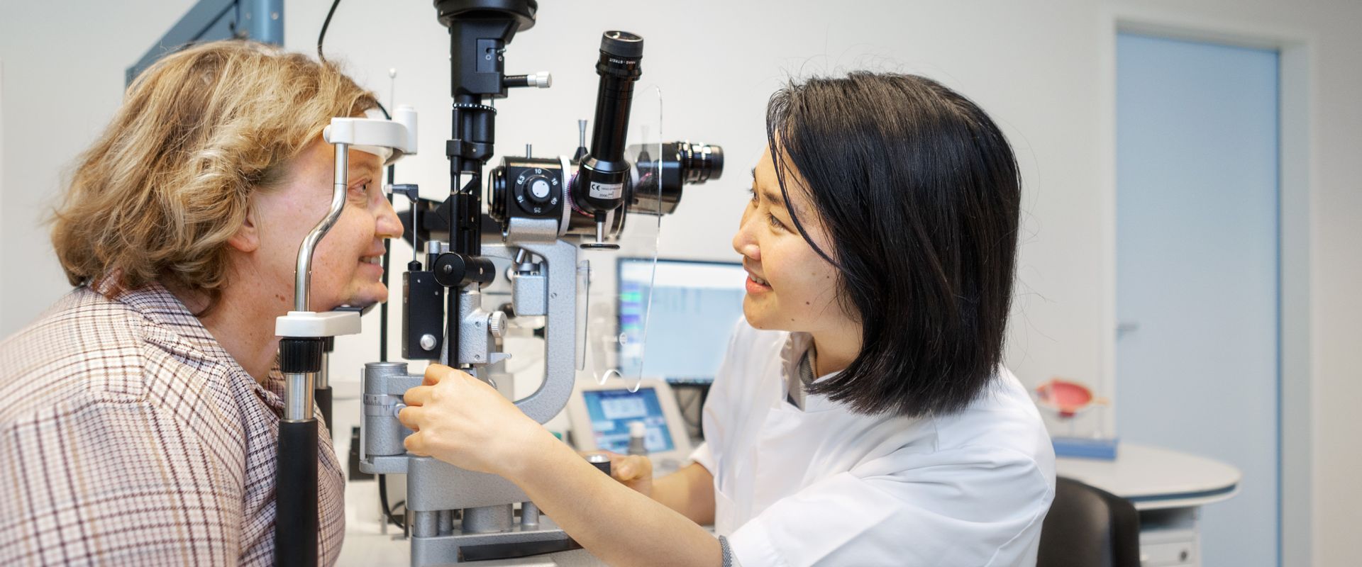 Oogarts doet onderzoek bij patiënt