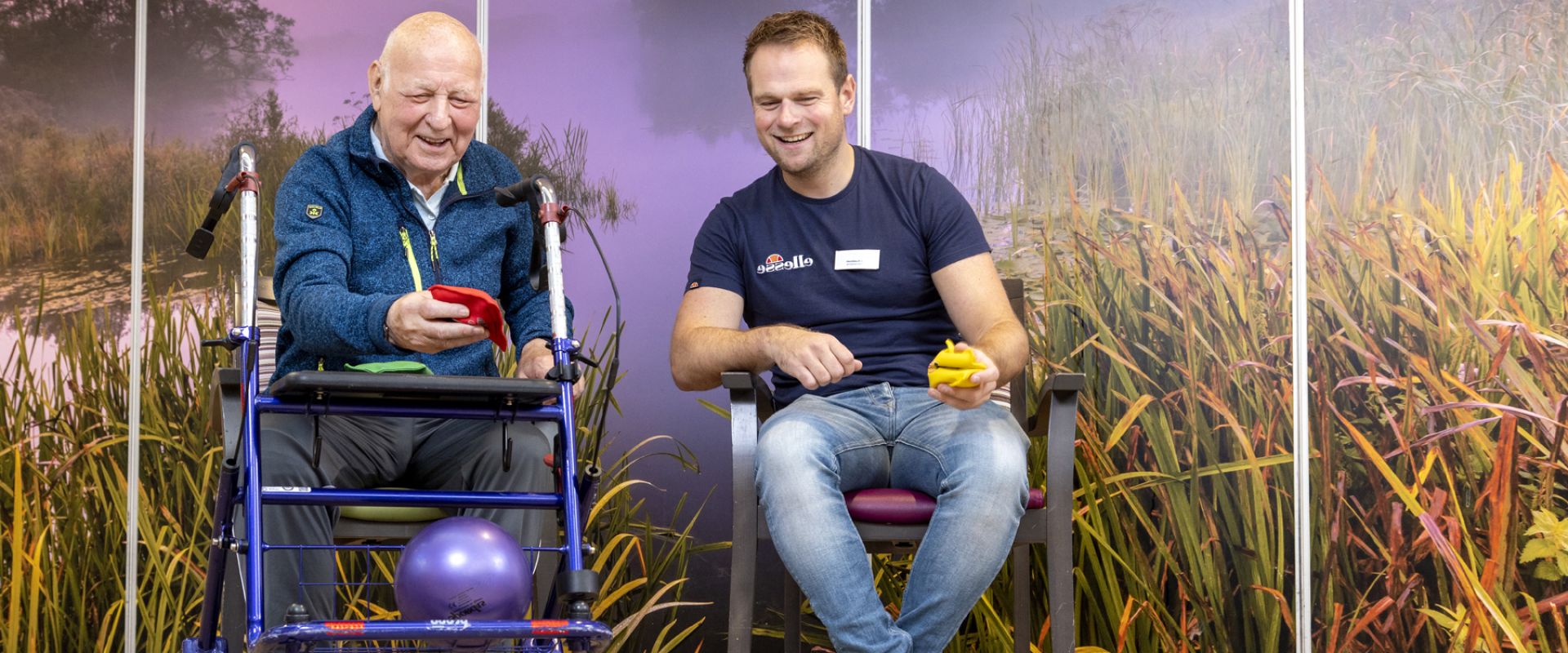 Cliënt en bewegingsagoog doen balspel