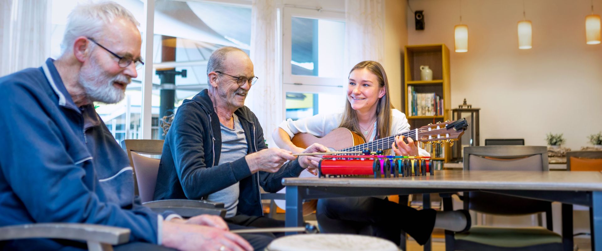 Cliënten genieten samen met muziektherapeut van muziek