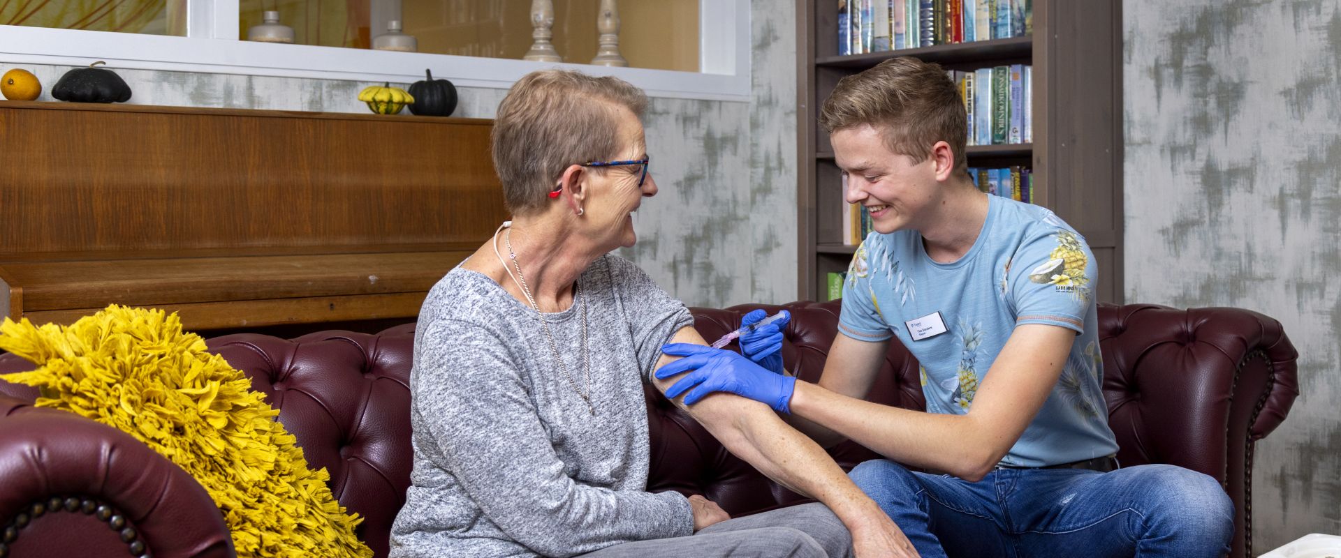 Medewerker geeft cliënt injectie