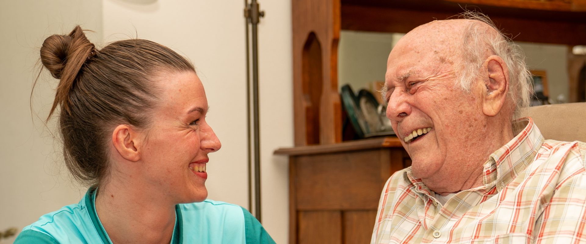 Verpleegkundige Treant Thuis op bezoek bij client 