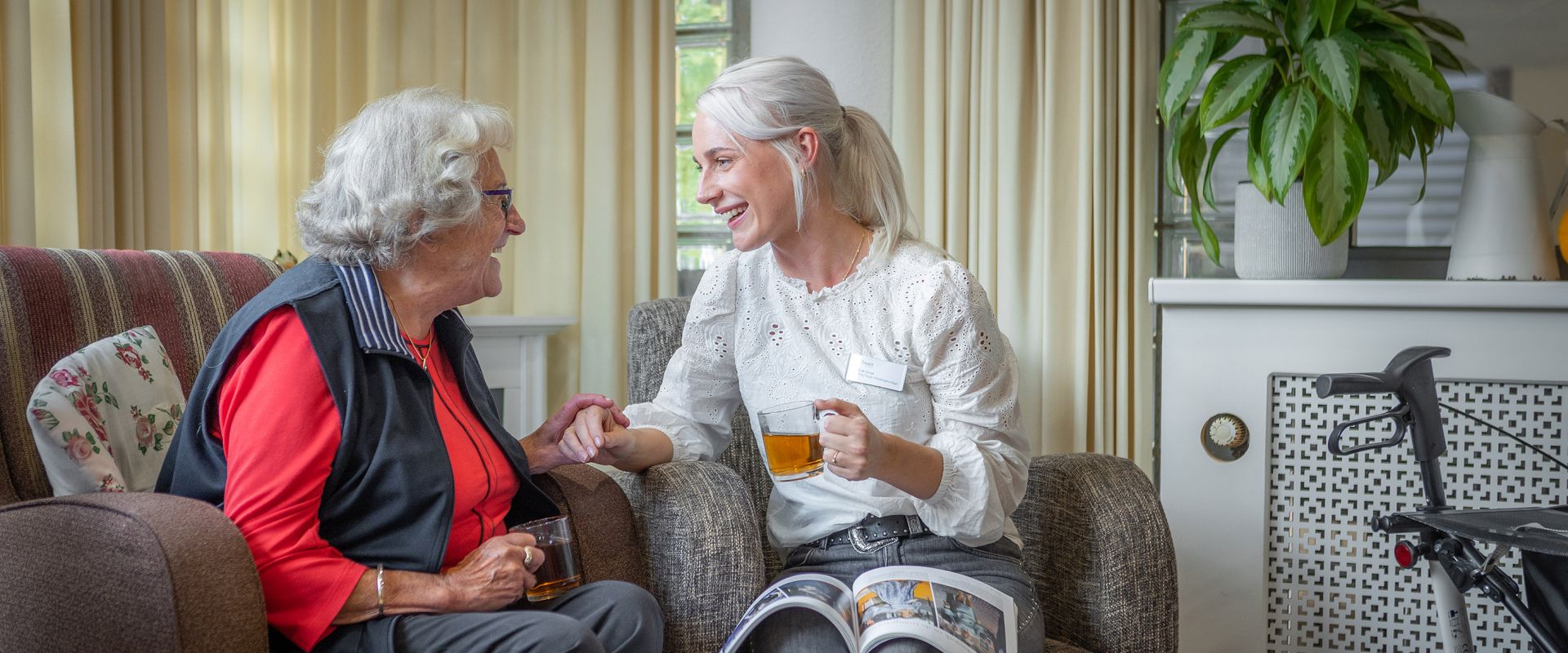 Cliënt en medewerker in gesprek