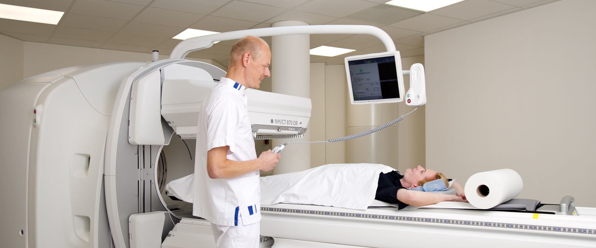 Radiologie medewerker maakt een scan bij de patiënt.