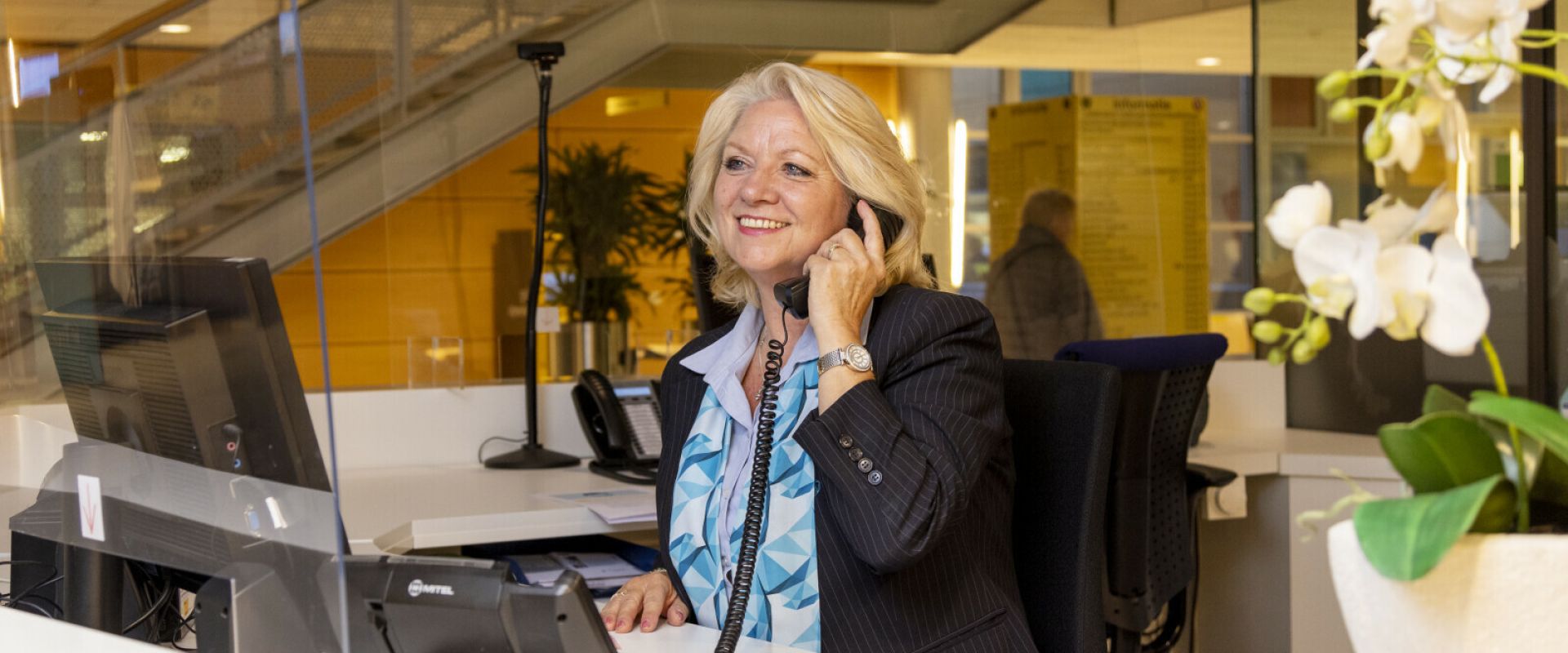 Receptioniste aan de telefoon