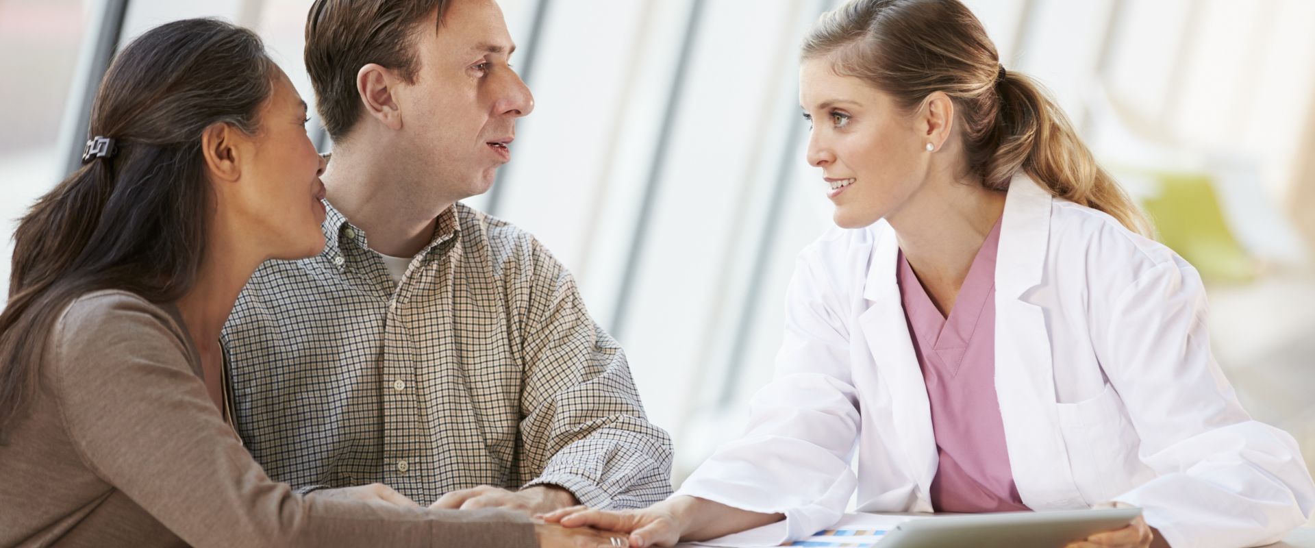 Arts is gesprek met echtpaar