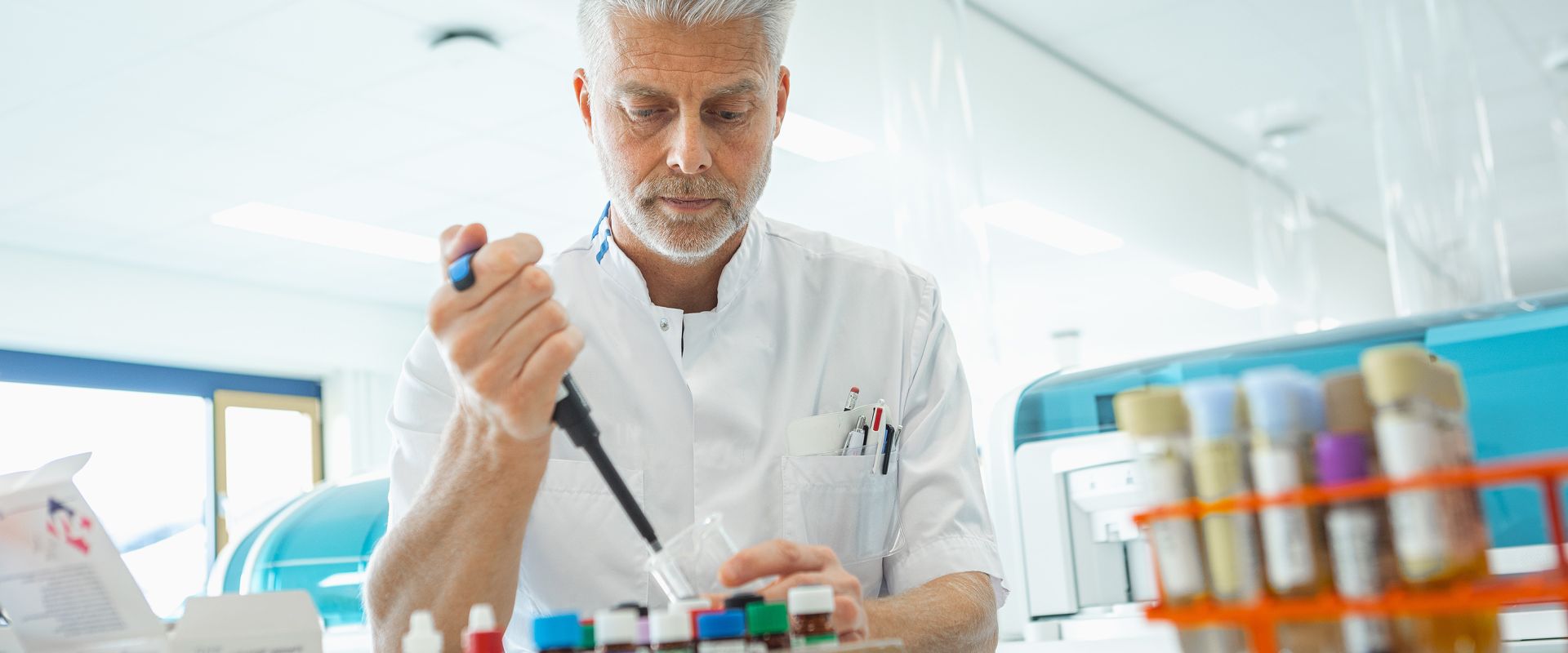 KCL medewerker doet onderzoek met buisjes