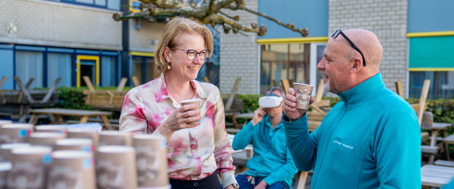 Lieke Poot van de raad van bestuur van Treant in gesprek met een collega