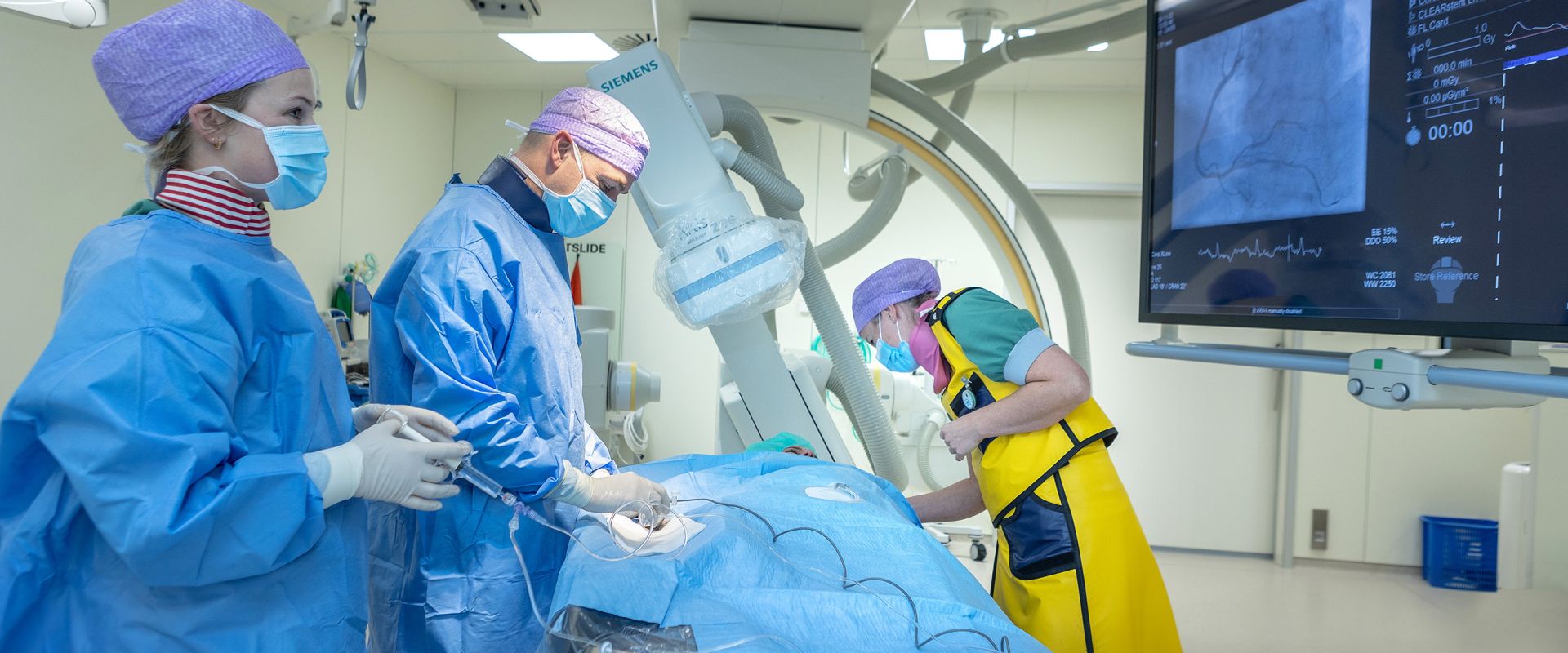 Artsen doen in het hartinterventiecentrum een onderzoek bij een patiënt