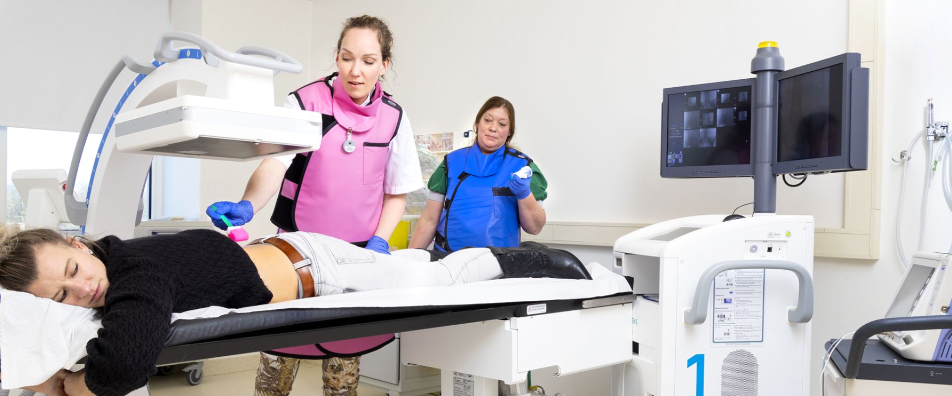 Patiënt wordt op de afdeling pijnbestrijding behandeld aan haar onderrrug