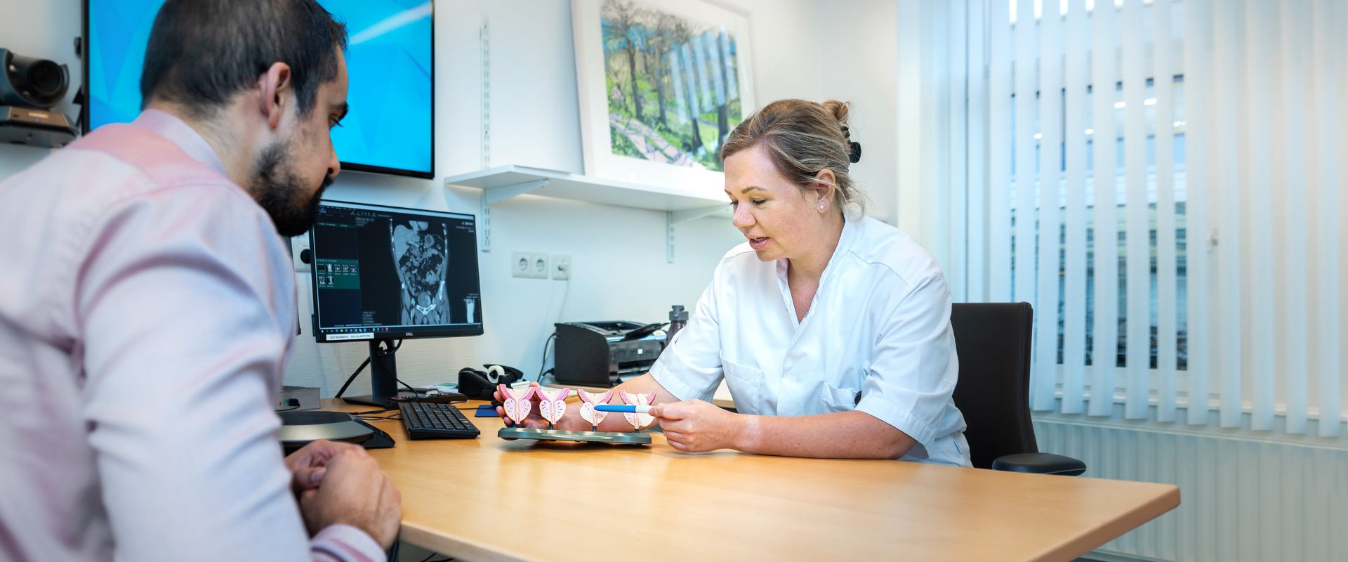 Physician Assistant Aniek Katoen van Urologie is in gesprek met een patiënt