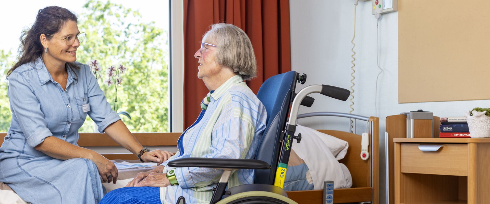 medewerker maatschappelijk werk in gesprek met client