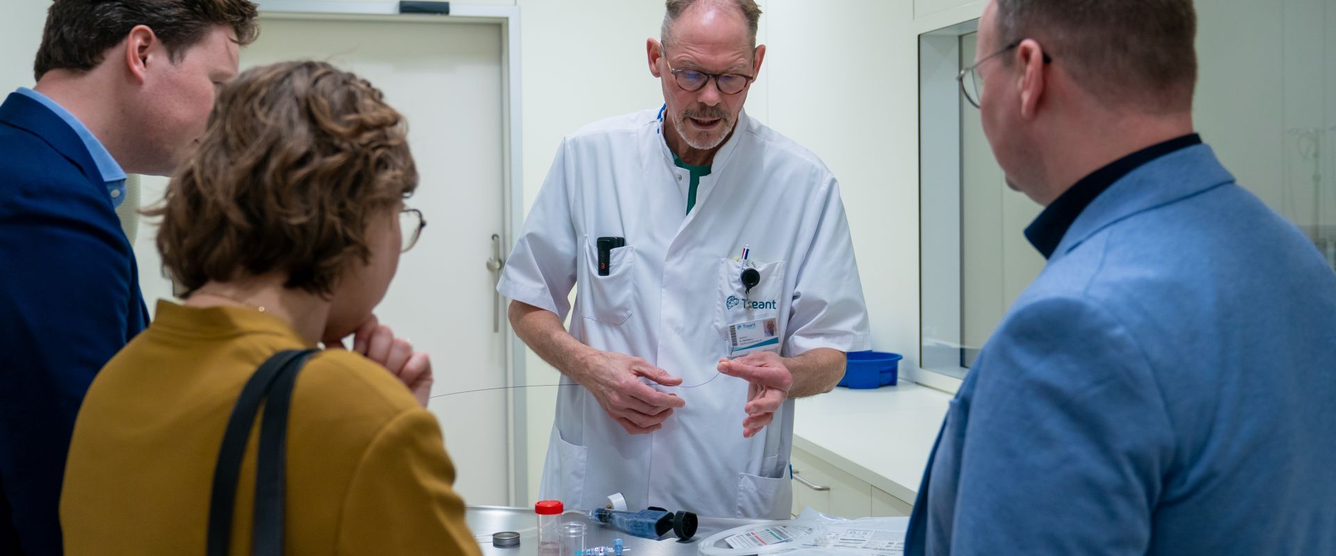 Werkbezoek ChristenUnie Emmen aan ziekenhuislocatie Scheper van Treant. Op de foto geeft een collega uitleg over de hartzorg in het Hartinterventiecentrum.