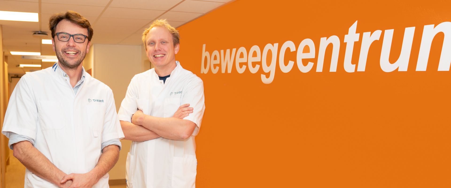 Op de foto staan de sportarts en de orthopeed in het beweegcentrum