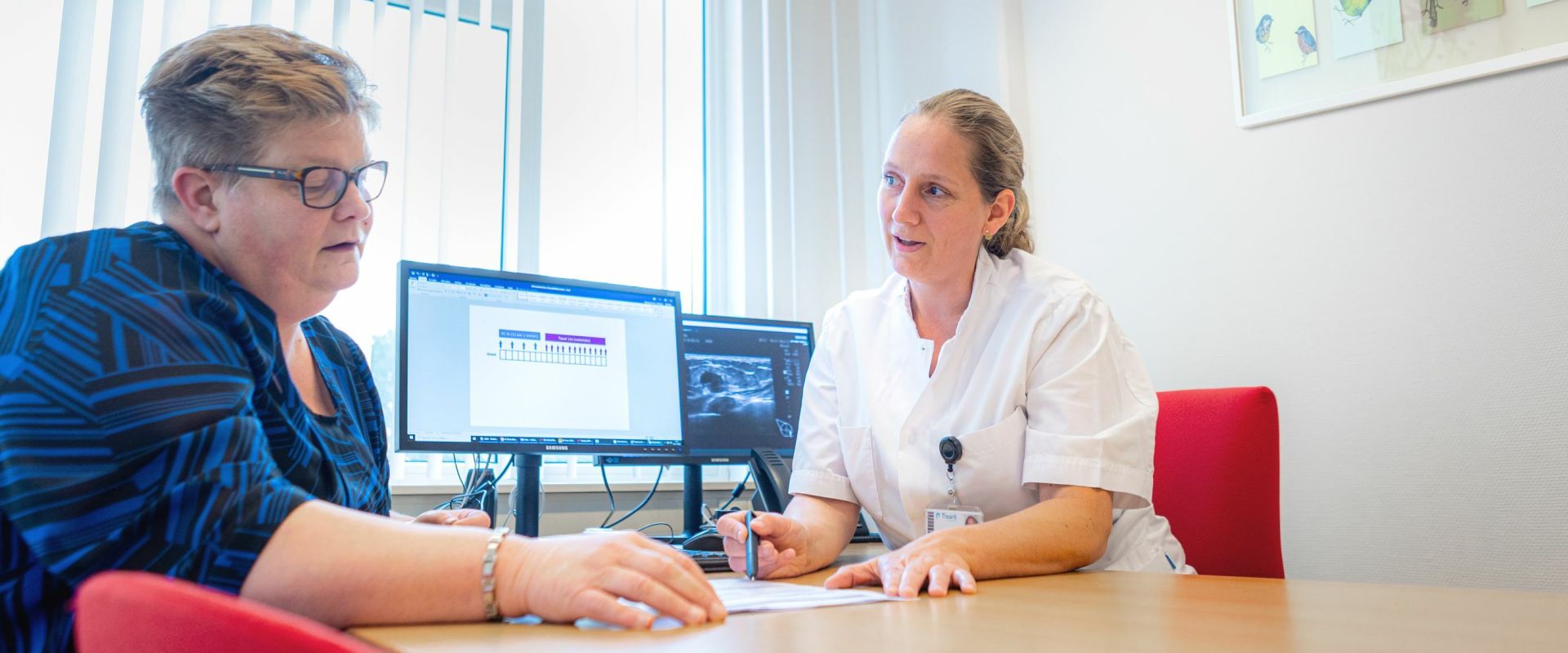 Beschouwend arts in gesprek met patient