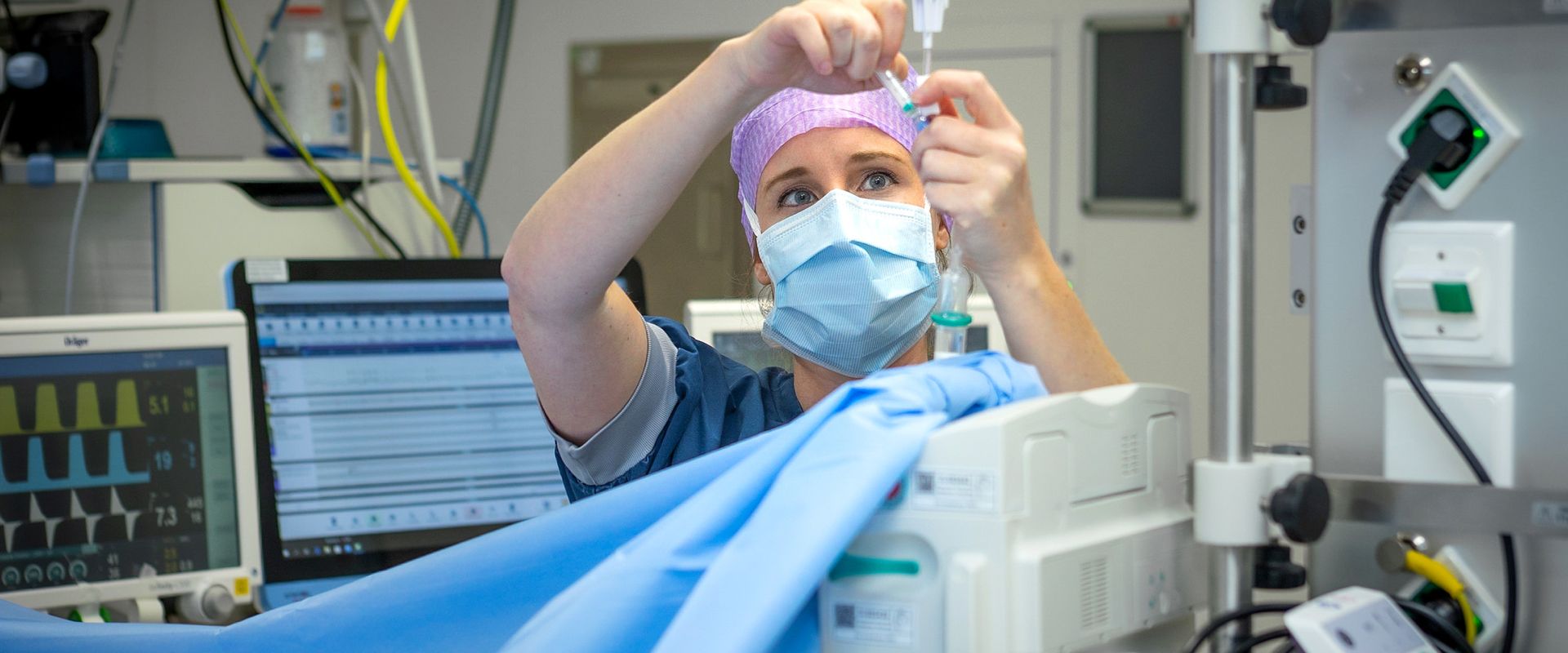 Verpleegkunde maakt het infuus in de operatiekamer in Stadskanaal gereed