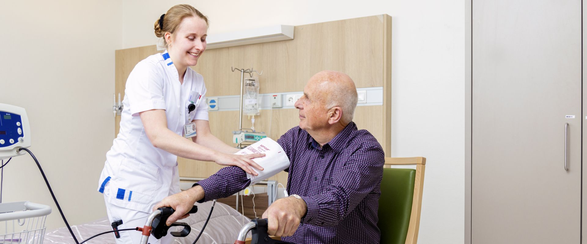 Verpleegkundige meet de bloeddruk van een patiënt