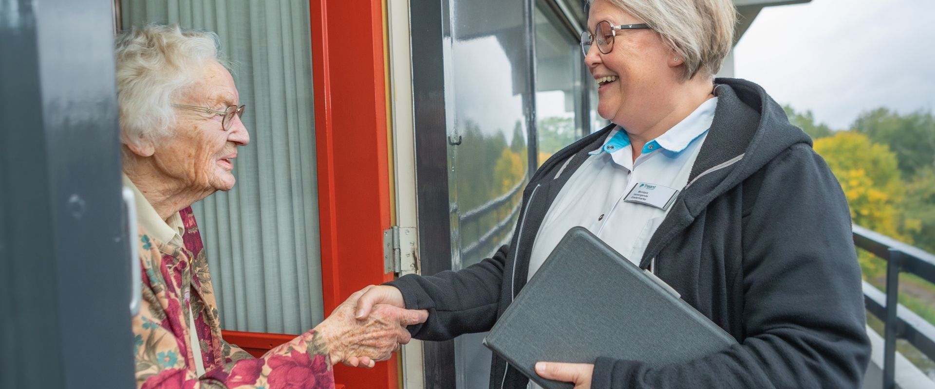 Cliënt opent de deur voor medewerker Treant
