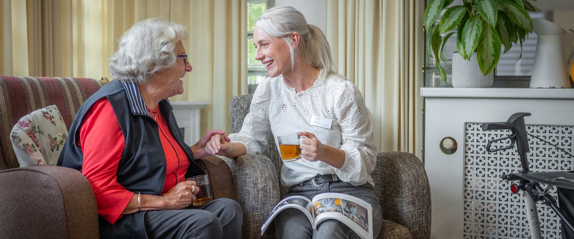 cliënt en medewerker in gesprek
