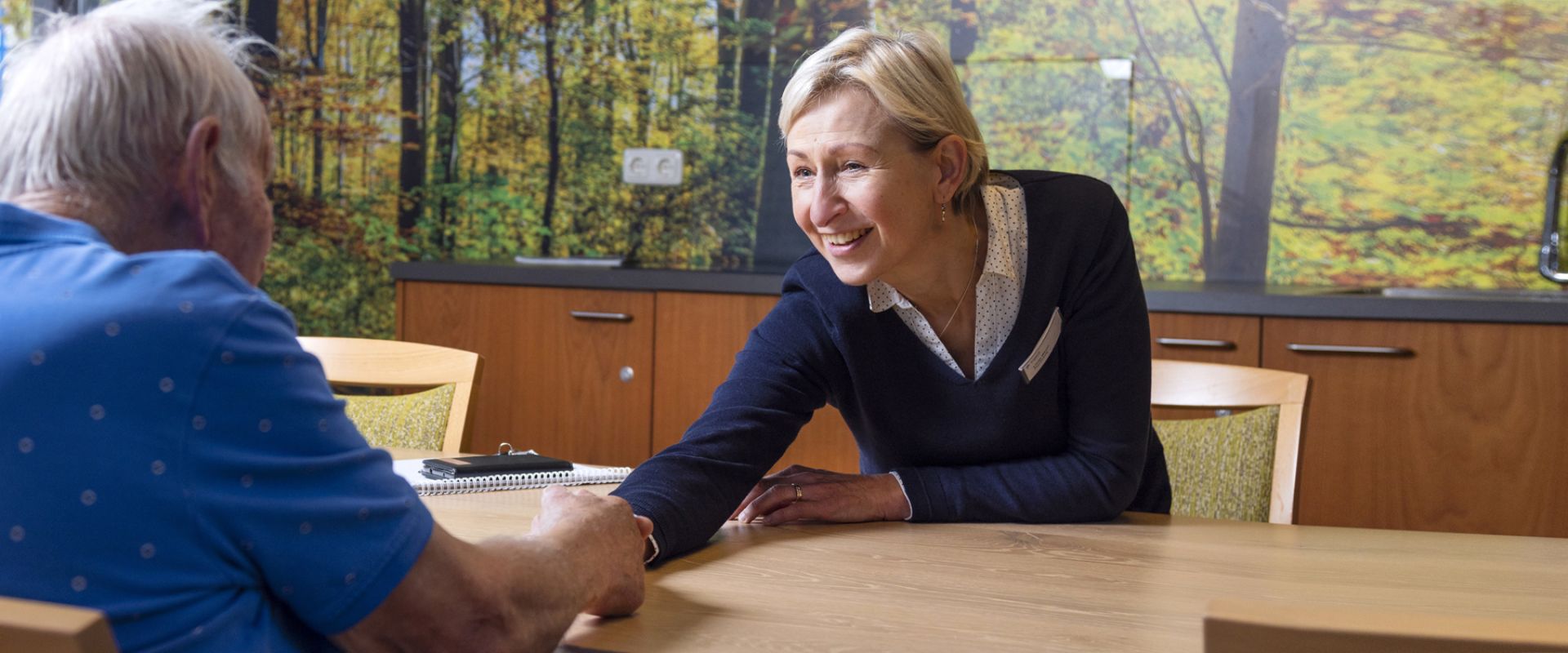 Psycholoog geeft liefdevolle hand aan cliënt