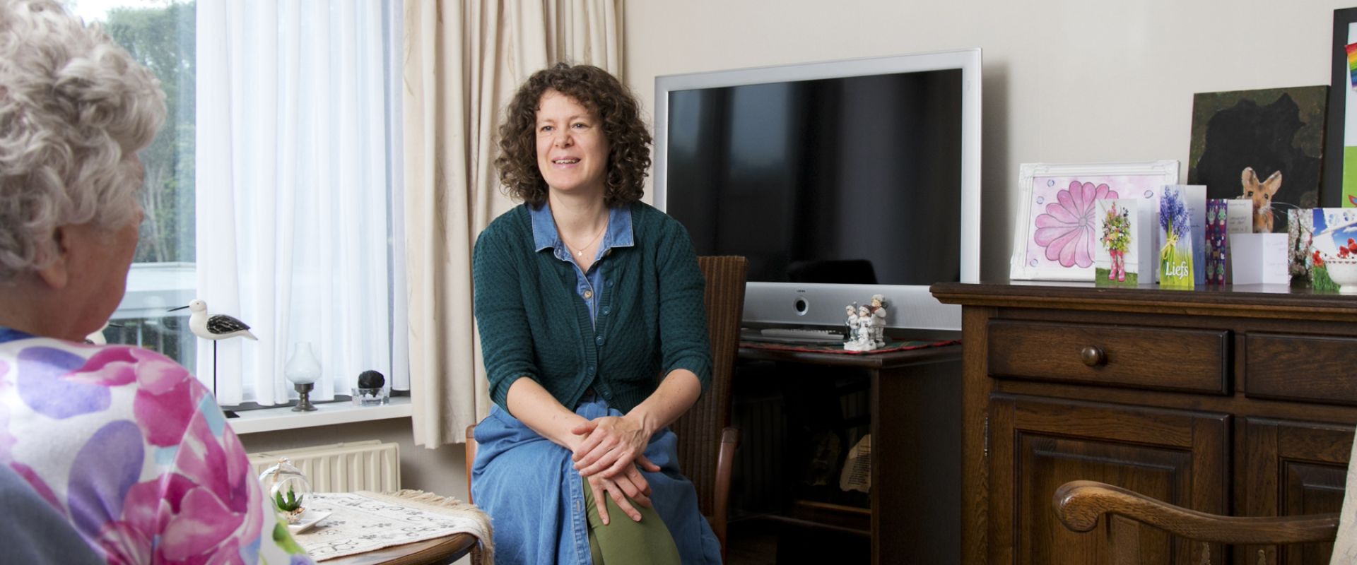 Geestelijk verzorger in gesprek met cliënt