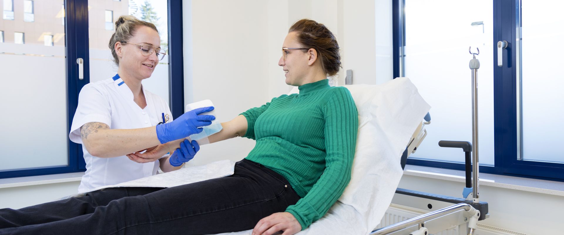 Medewerker van het Wond Expertise Centrum behandelt de wond van een patiënt