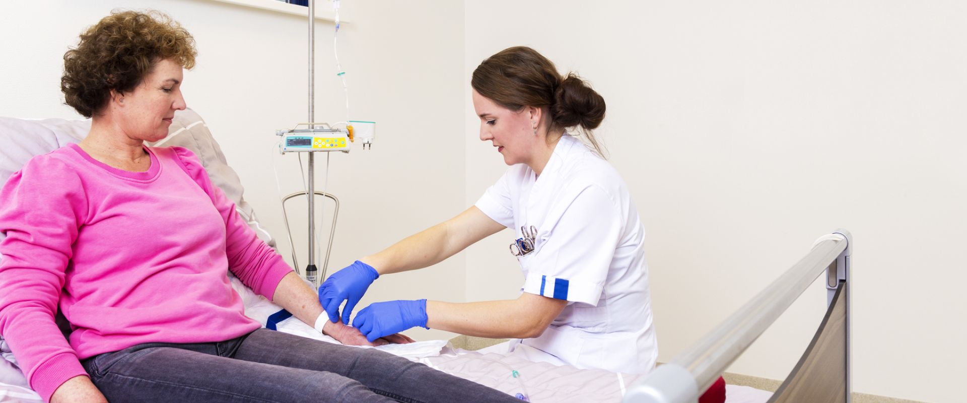 Verpleegkundige zorgt voor een infuus bij een patiënt