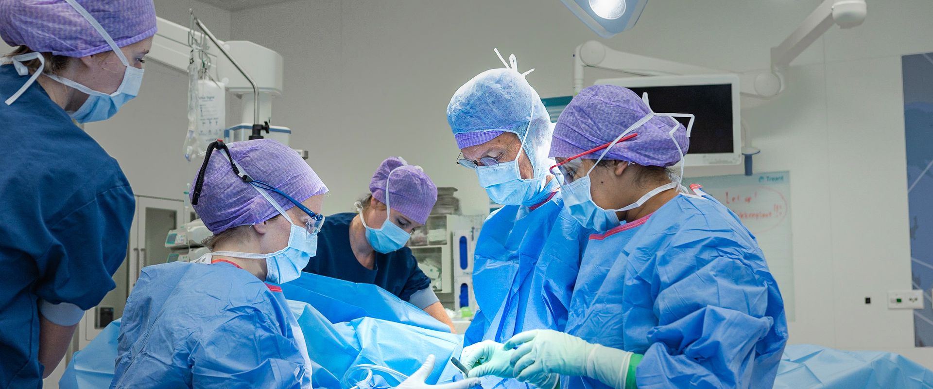 In een operatiekamer in Stadskanaal wordt een patiënt geopereerd