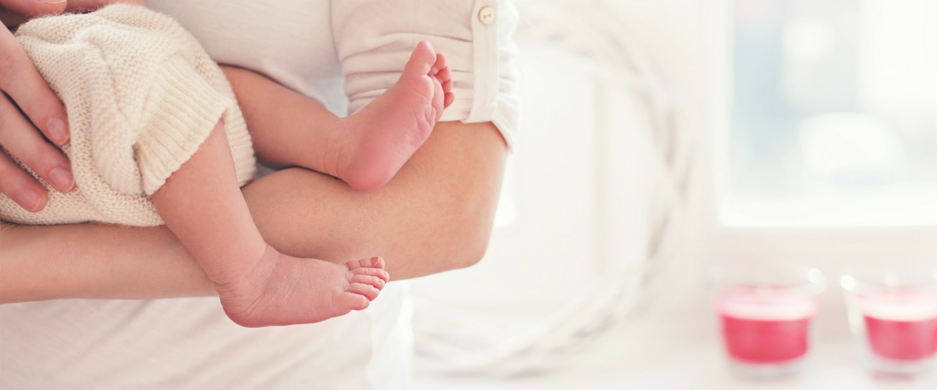 Baby ligt in de armen van vader