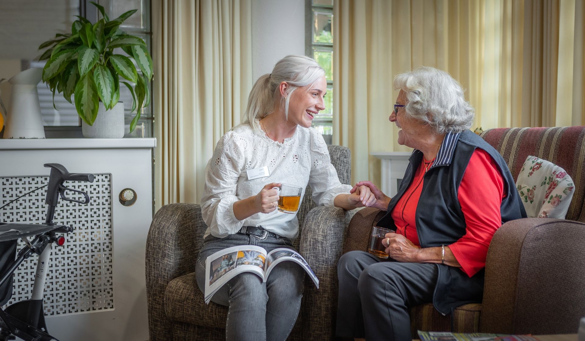 Medewerker en cliënt drinken een kopje thee
