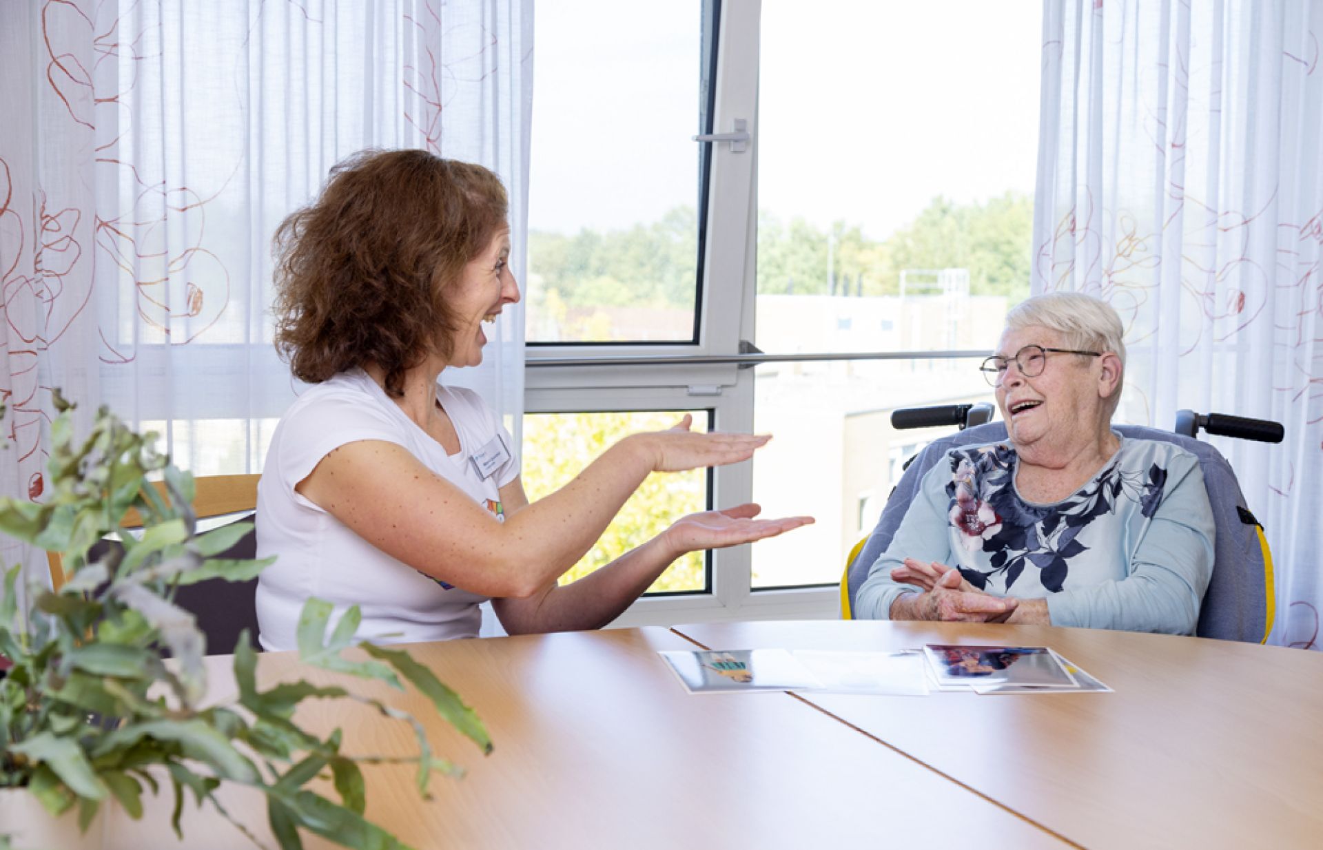 Vrouw heeft plezier tijdens het krijgen van logopedie.