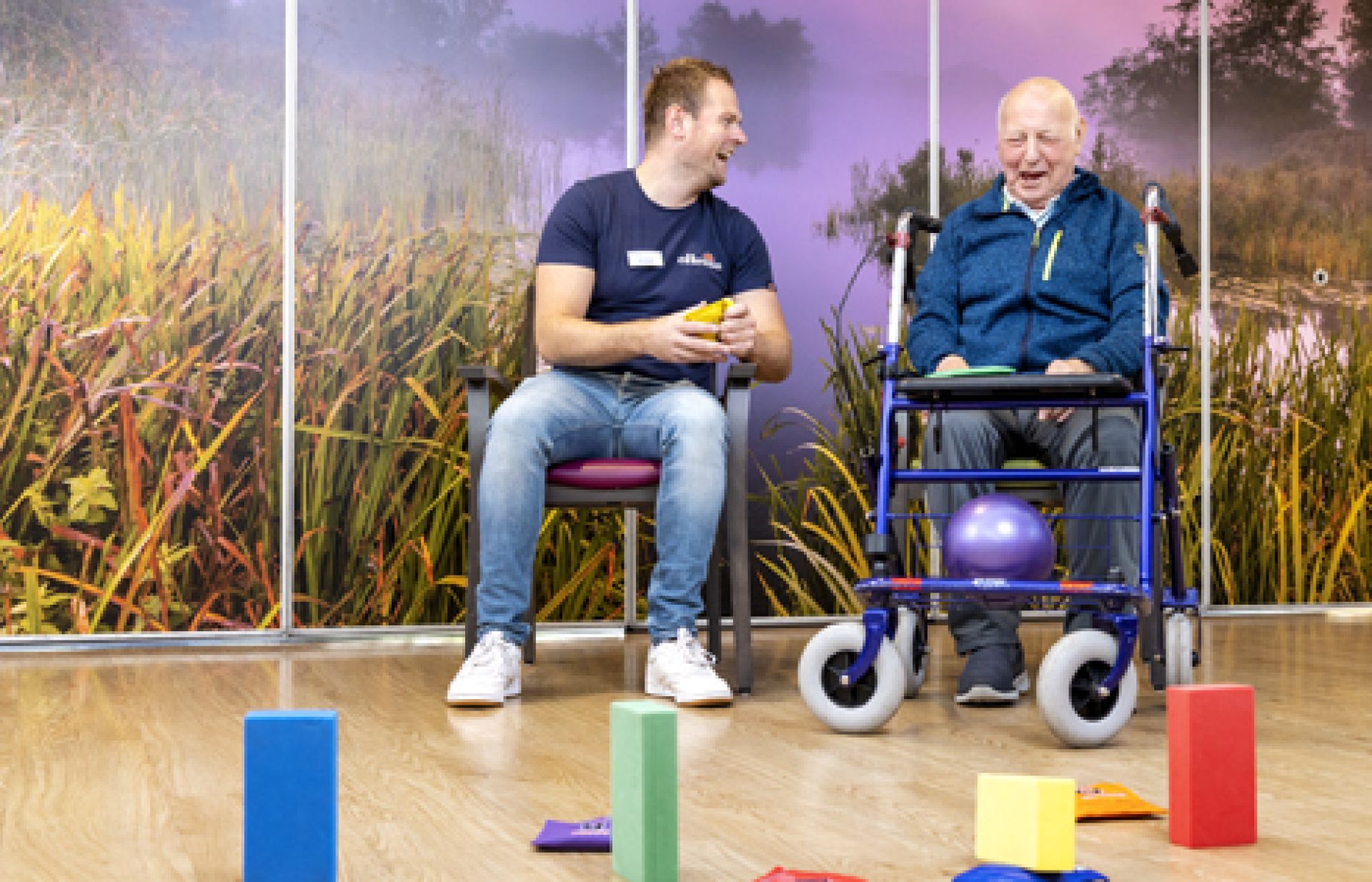 Cliënt speelt onder leiding van bewegingsagoog met pittenzakken en blokken.