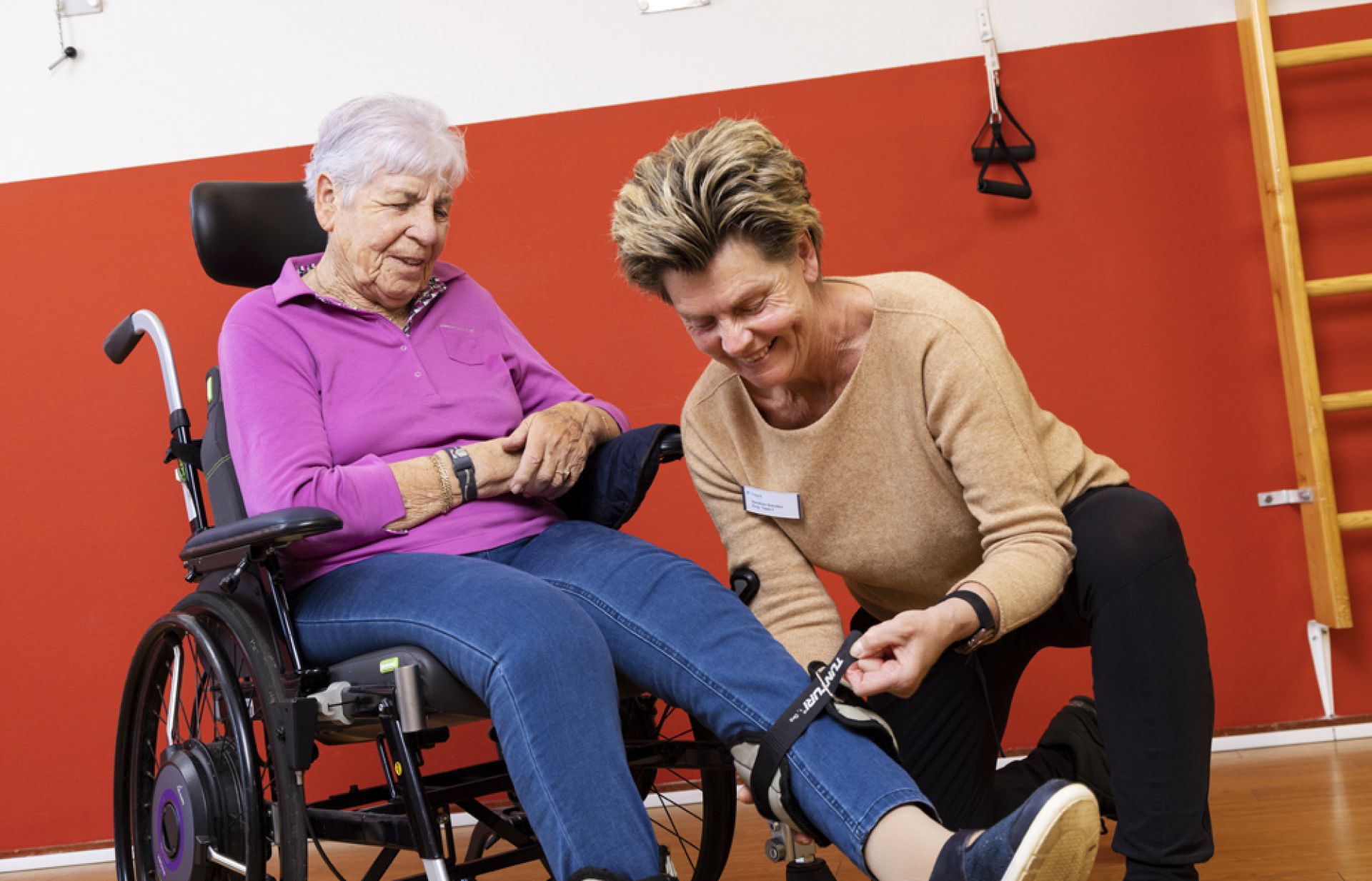 Een bewoonster krijgt fysiotherapie