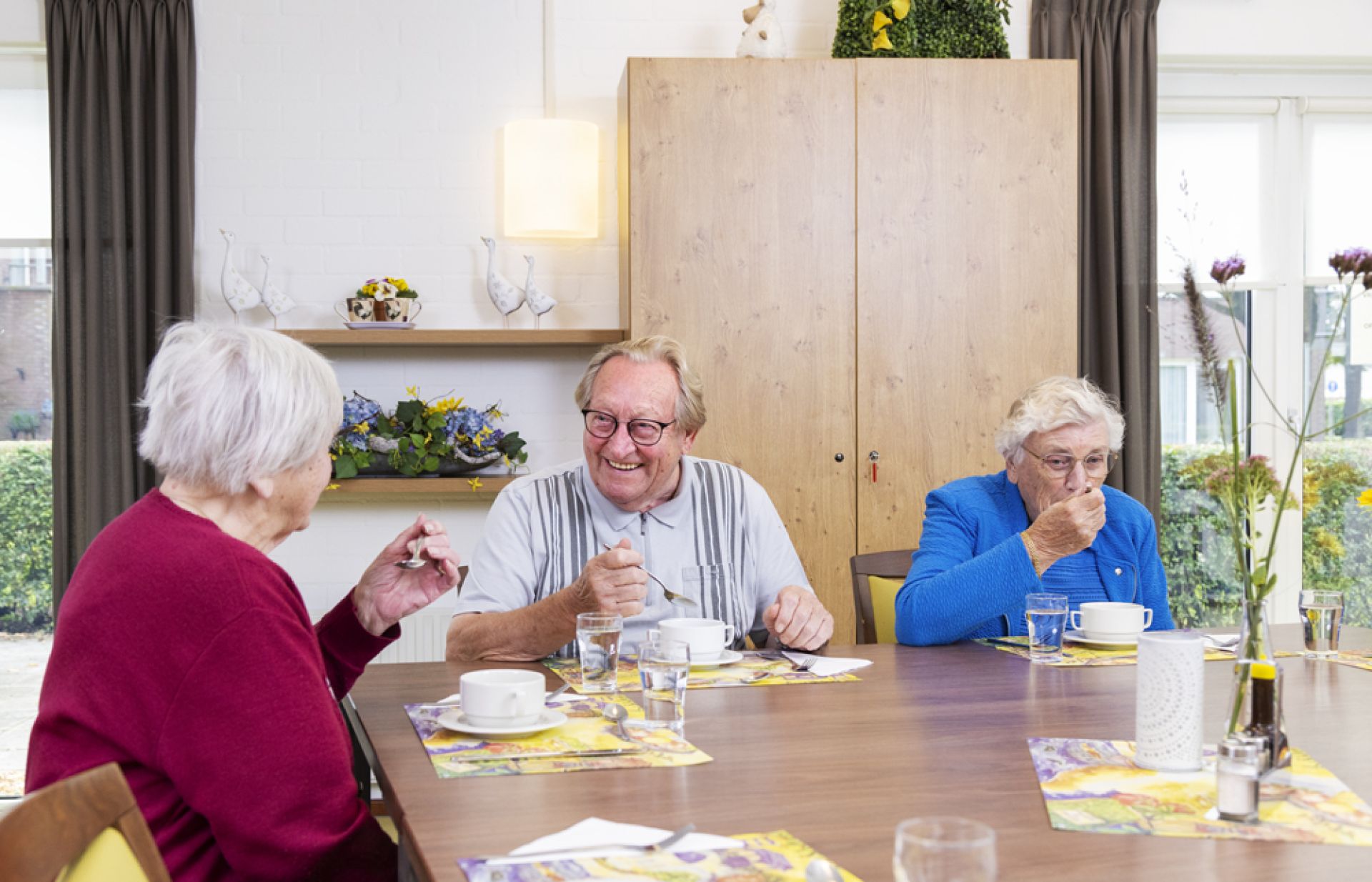 Bewoners genieten van een kop soep in de Selkersgoorn.