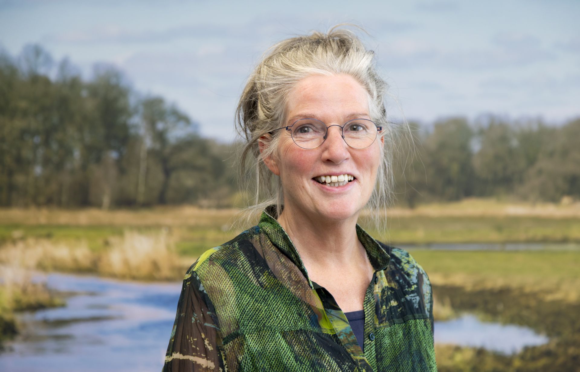 Vrouw met bril staat voor poster