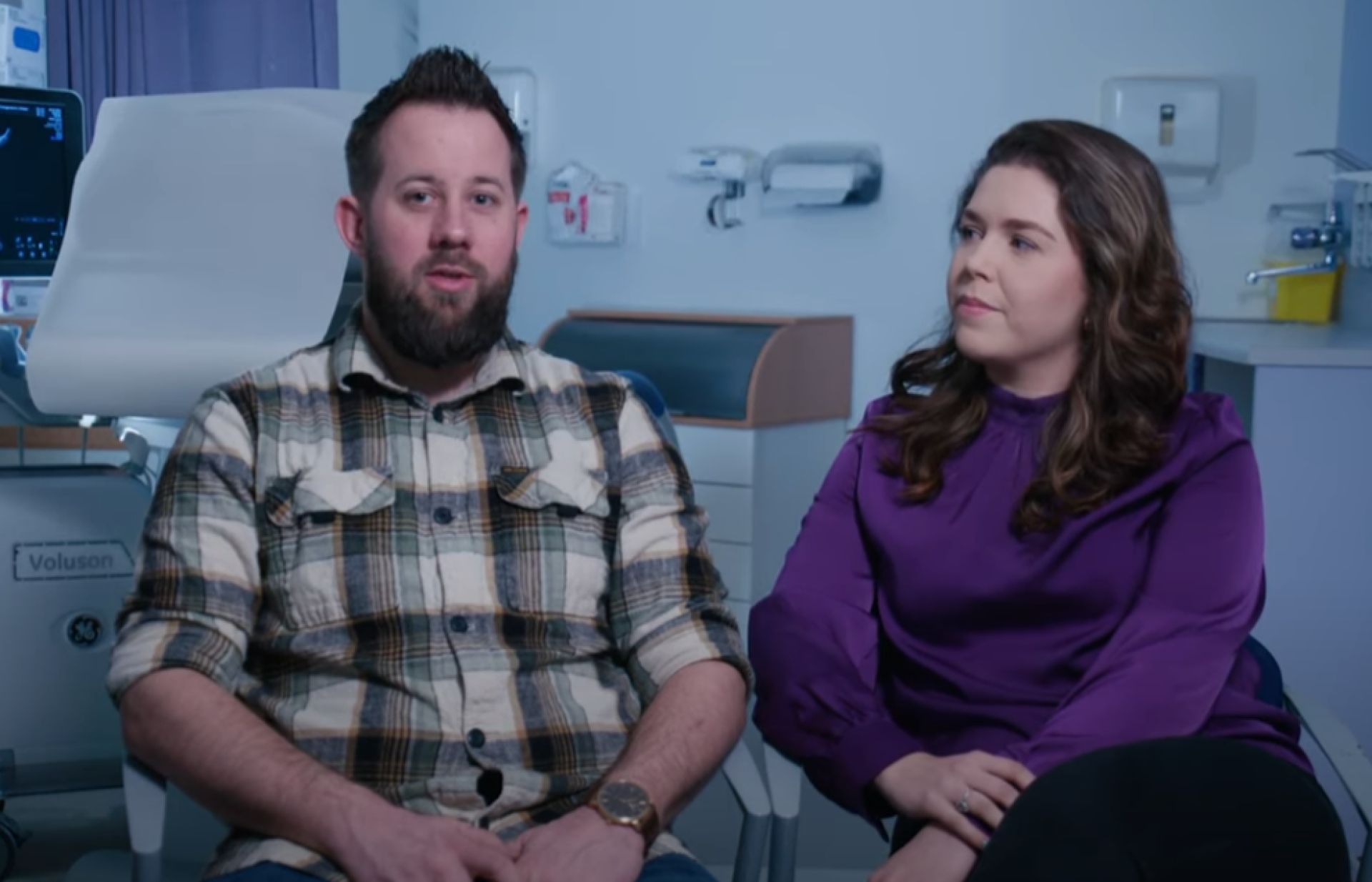 Koppel in gesprek bij de afdeling fertiliteit