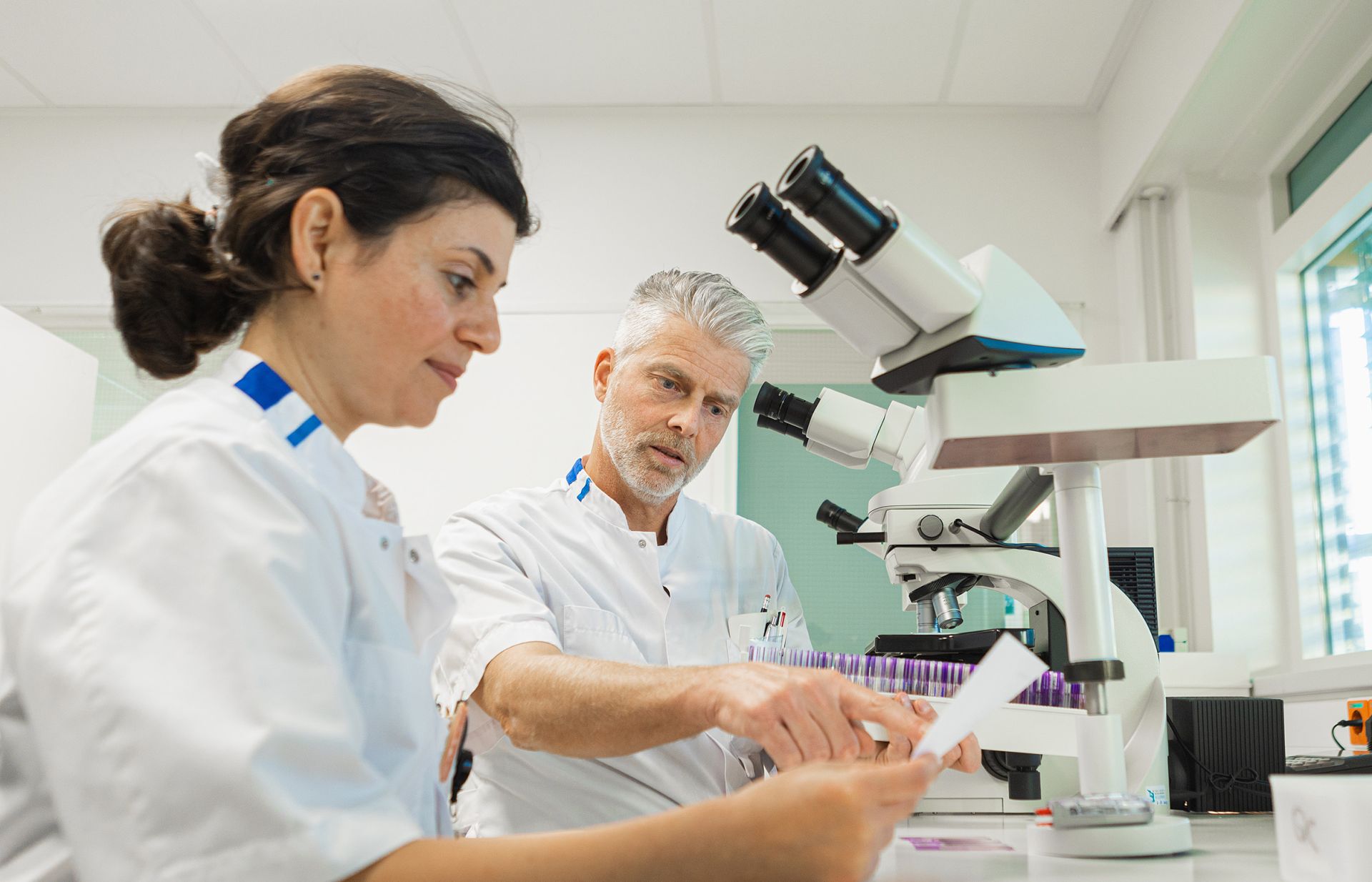 Twee KCL-medewerkers doen onderzoek