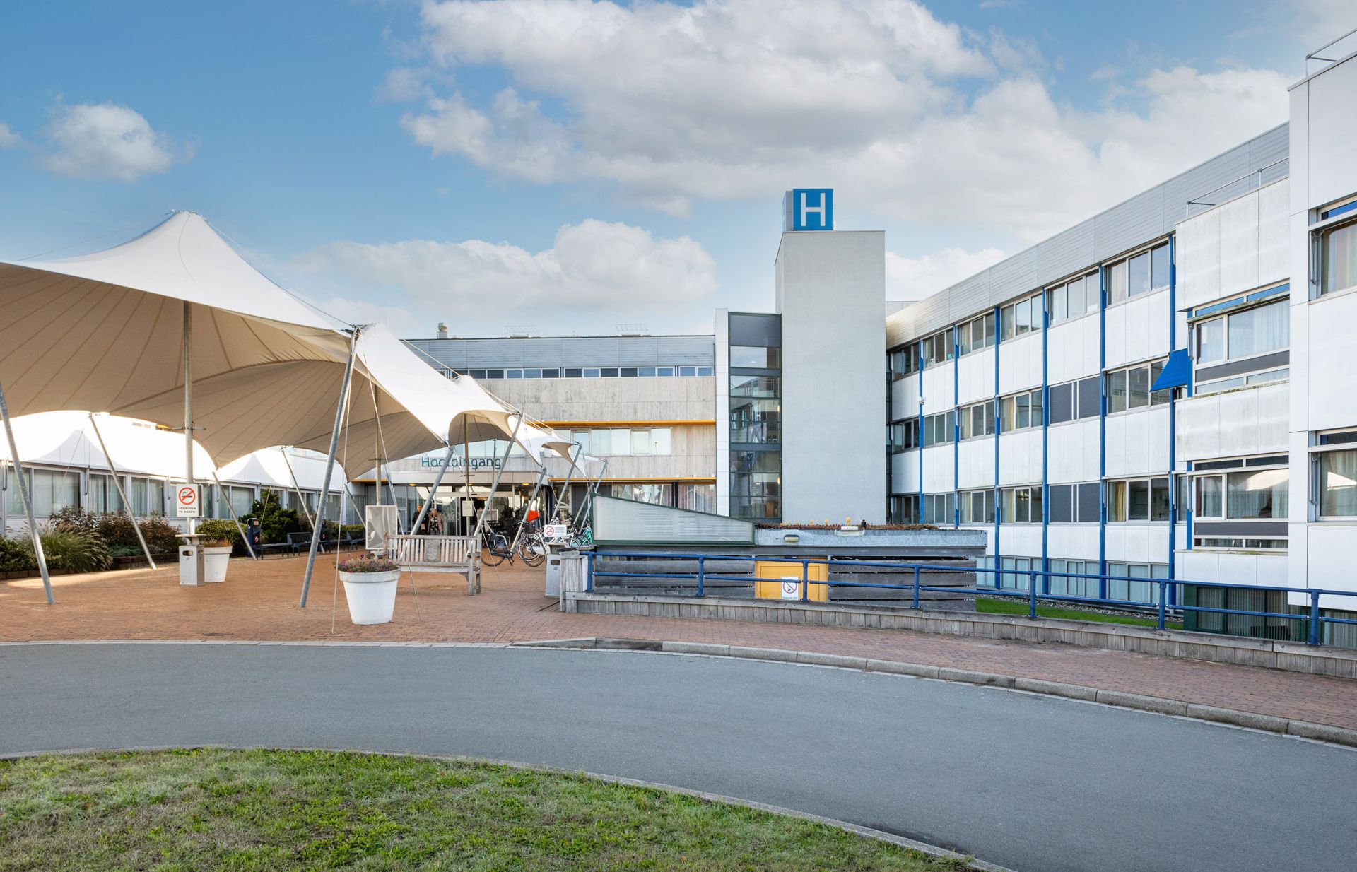 buitenkant gebouw ziekenhuislocatie Refaja