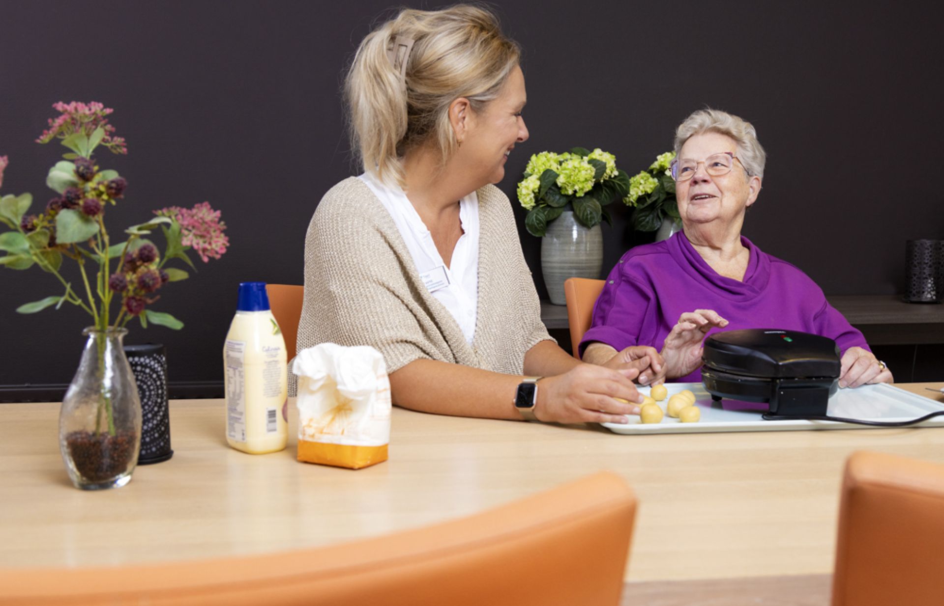 Cliënt bakt samen met cliënt kniepertjes.