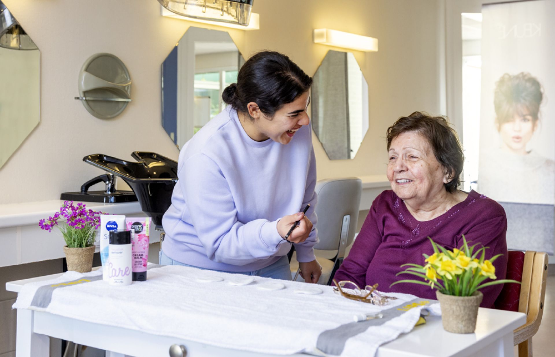 Cliënt van Weidesteyn wordt opgemaakt door een medewerker.