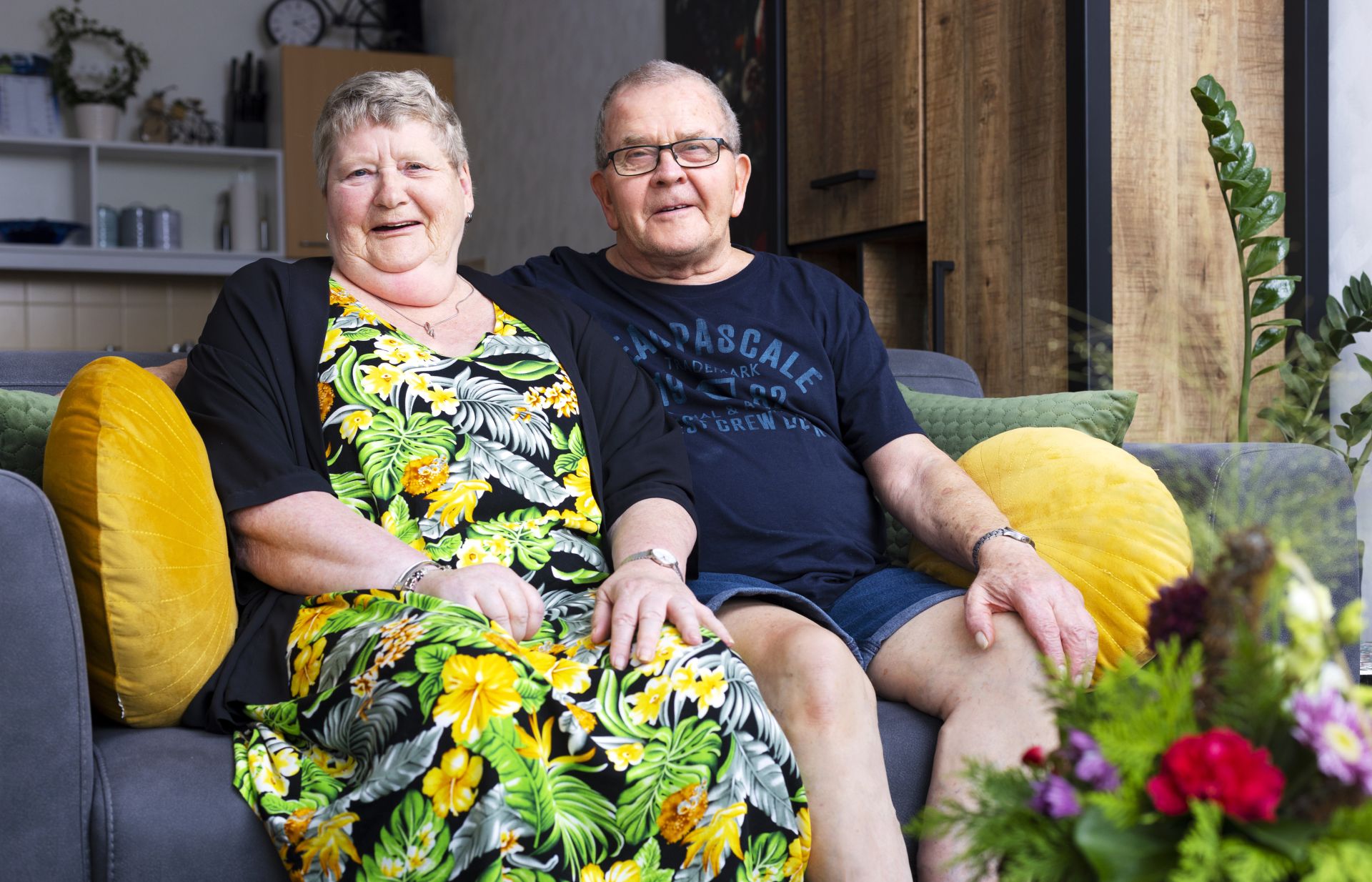 Harm en Grietje zitten samen op een stoel