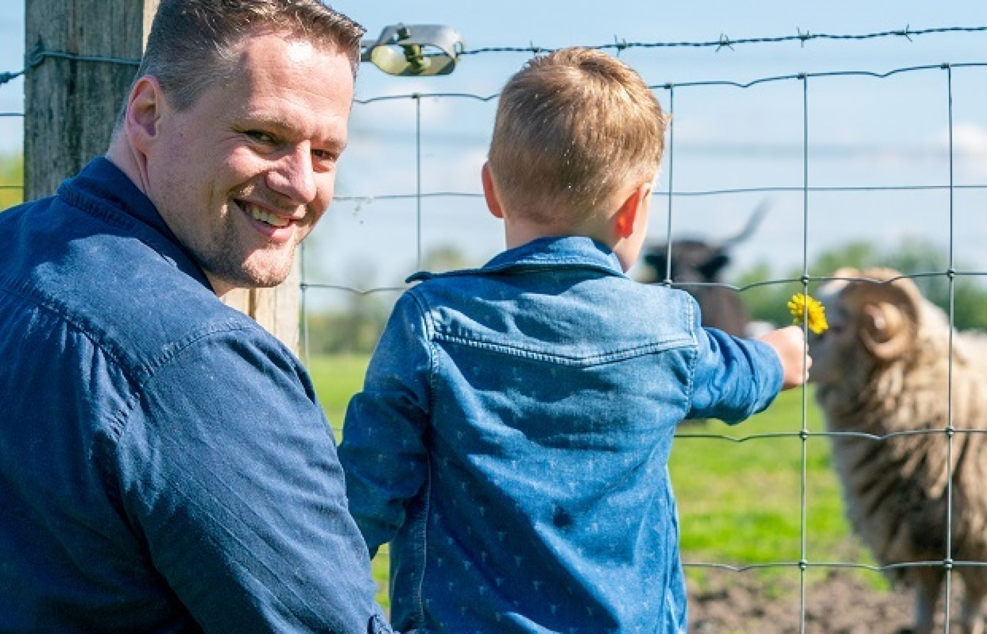 Marc Bruins geniet met zijn zoontje van de kinderboerderij