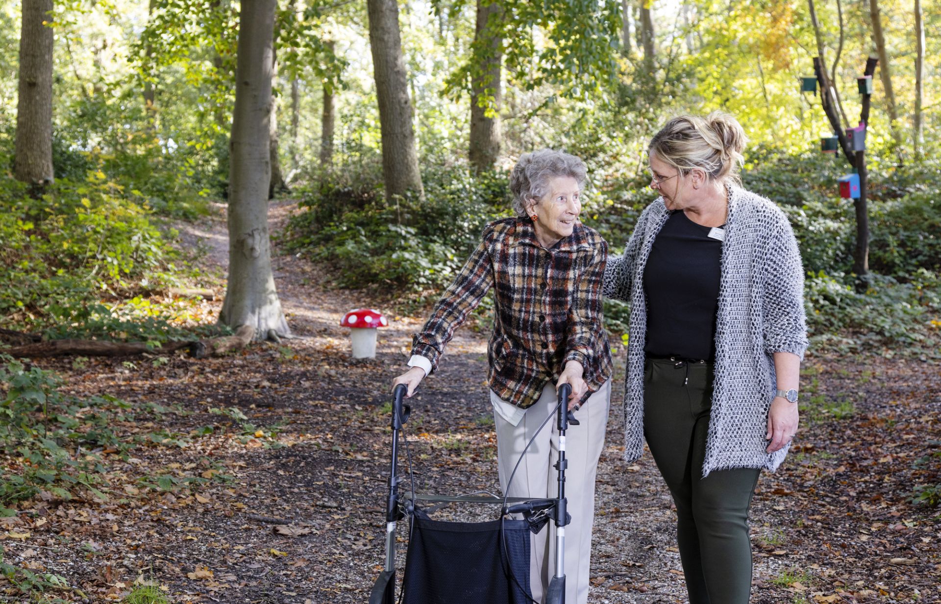 Op het vlinderpad van de Paasbergen loopt een medewerker samen met een cliënt