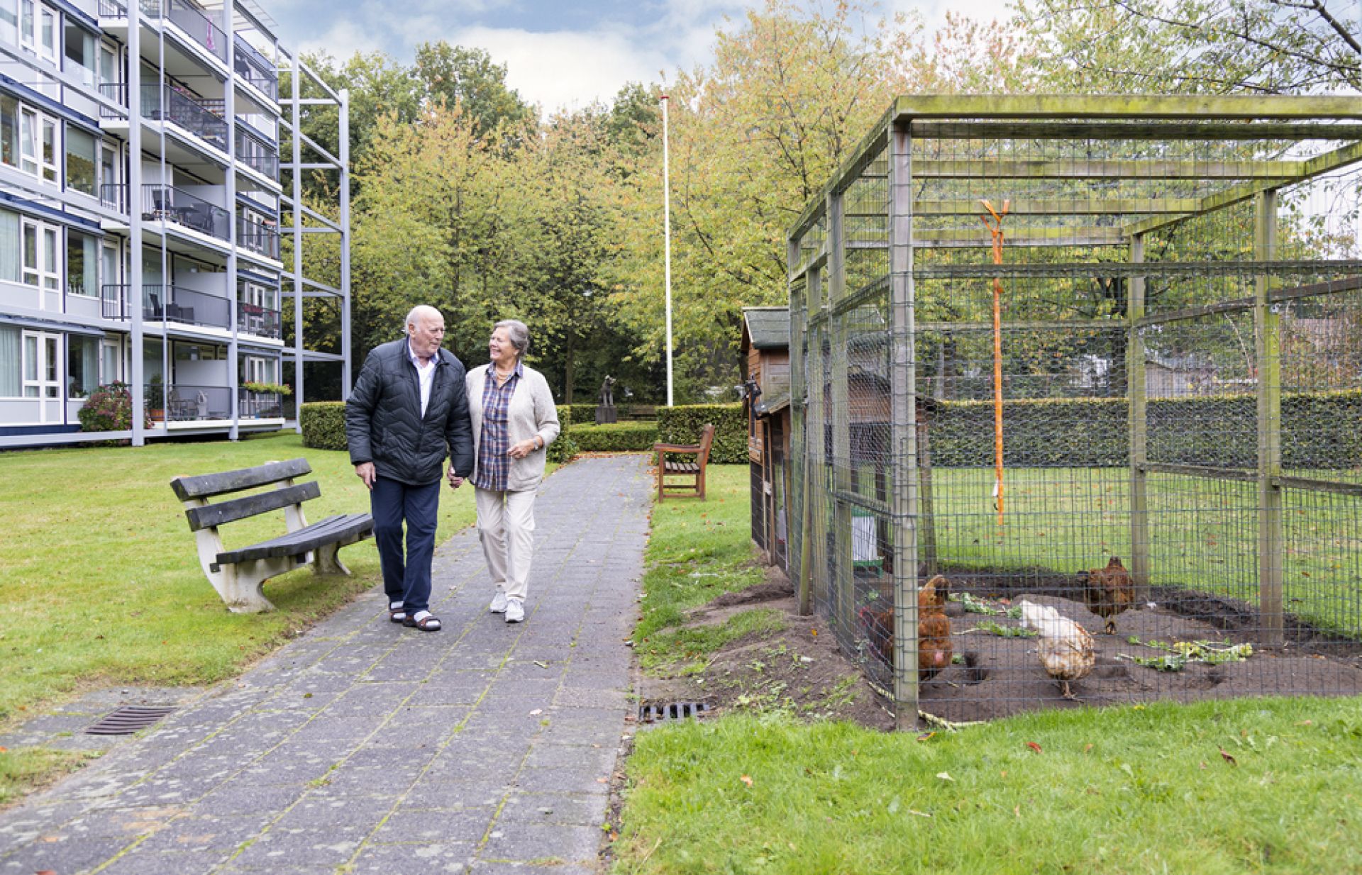 Twee bewoners van Oostermarke maken een wandeling in de tuin