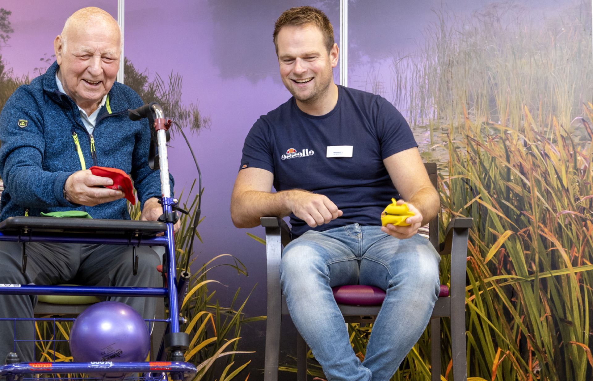 Cliënt en bewegingsagoog doen balspel