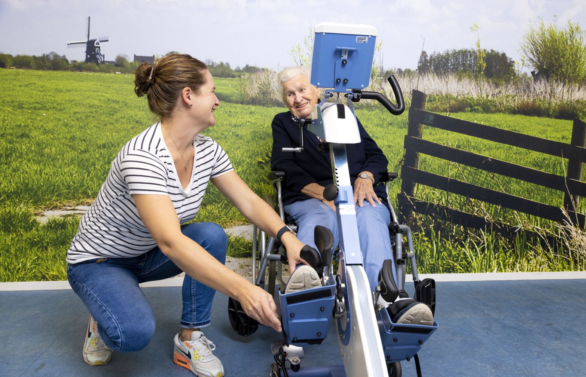 Een bewoner van De Paasbergen krijgt fysiotherapie