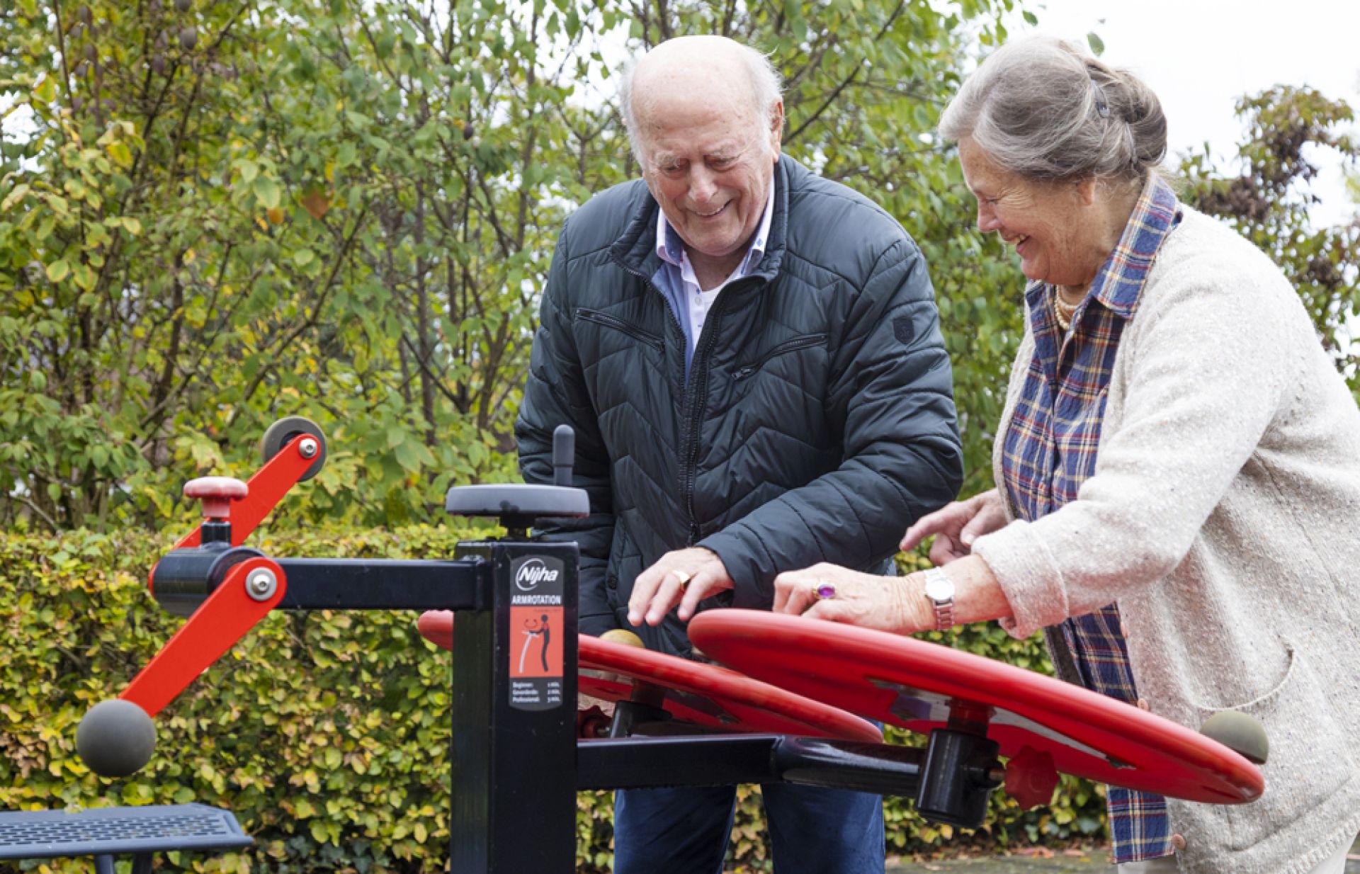 Twee bewoners van Oostermarke in de bewegingstuin