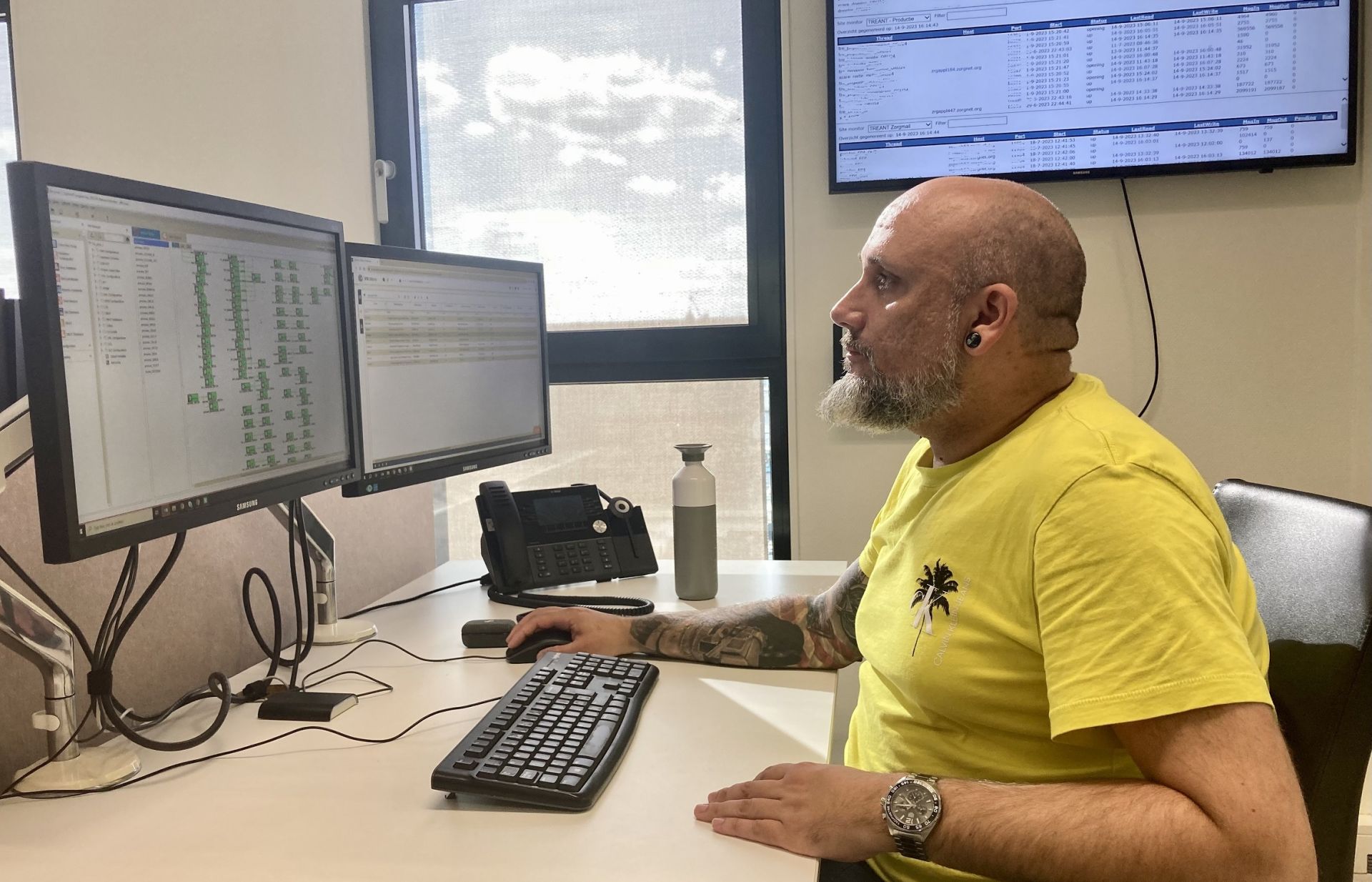 Medewerker Rob de Jonge is aan het werk achter zijn computer.